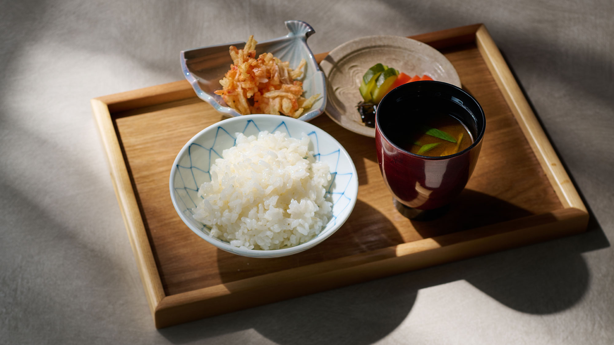 【春の献立一例】天城米 土鍋ご飯　桜海老 新玉ねぎ かき揚げ