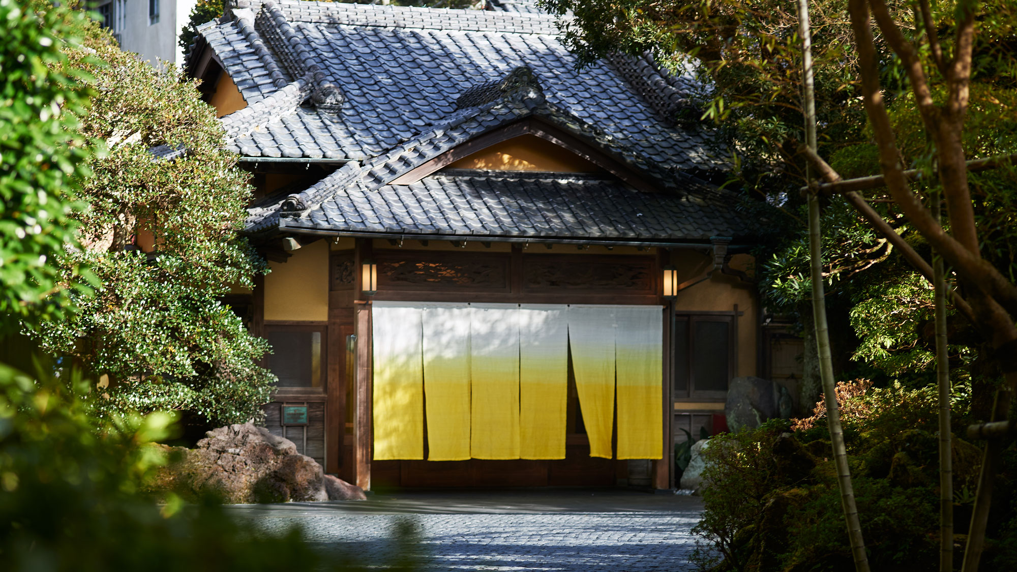 ＜冬＞しんしんとした静けさが 柚子色の暖簾の色鮮やかさを一段とひきたてます