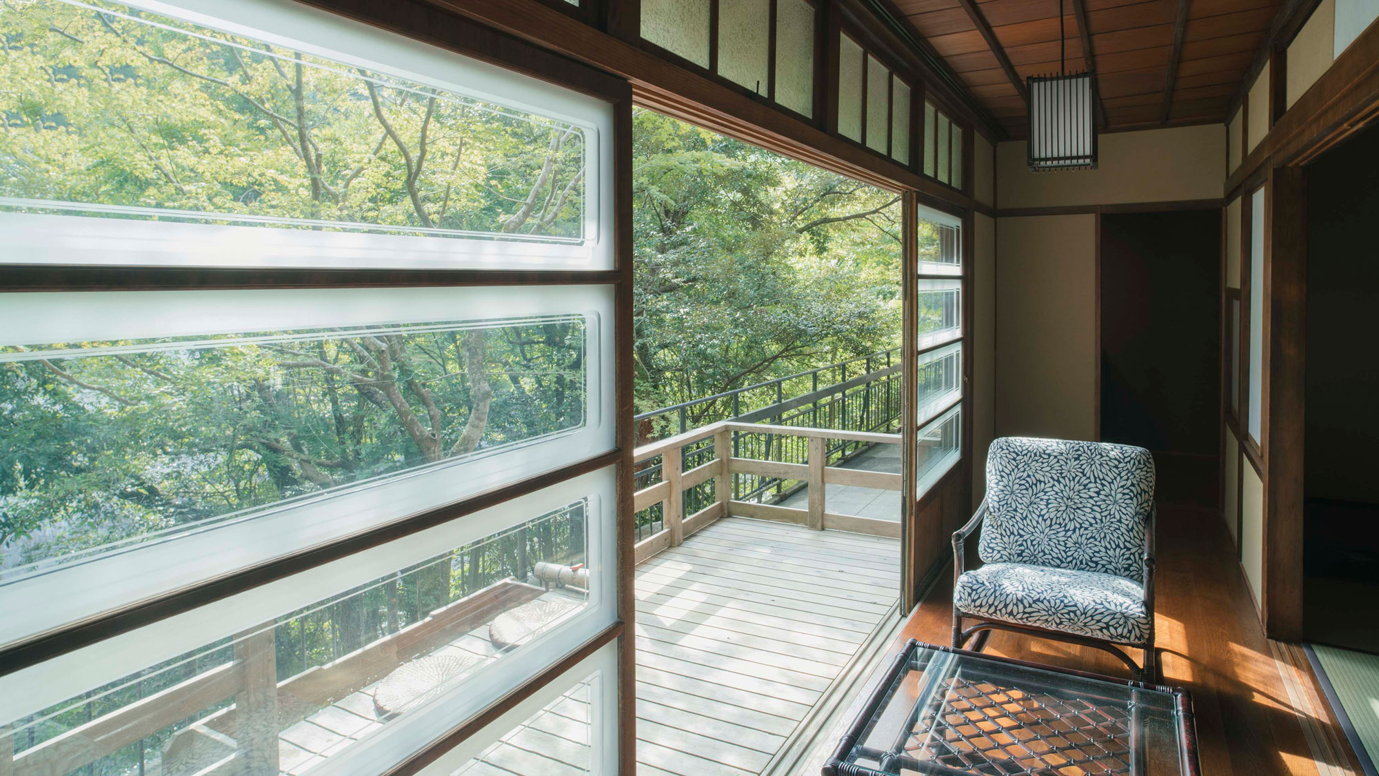 【茜】備え付けのテラスから渓流を眺める