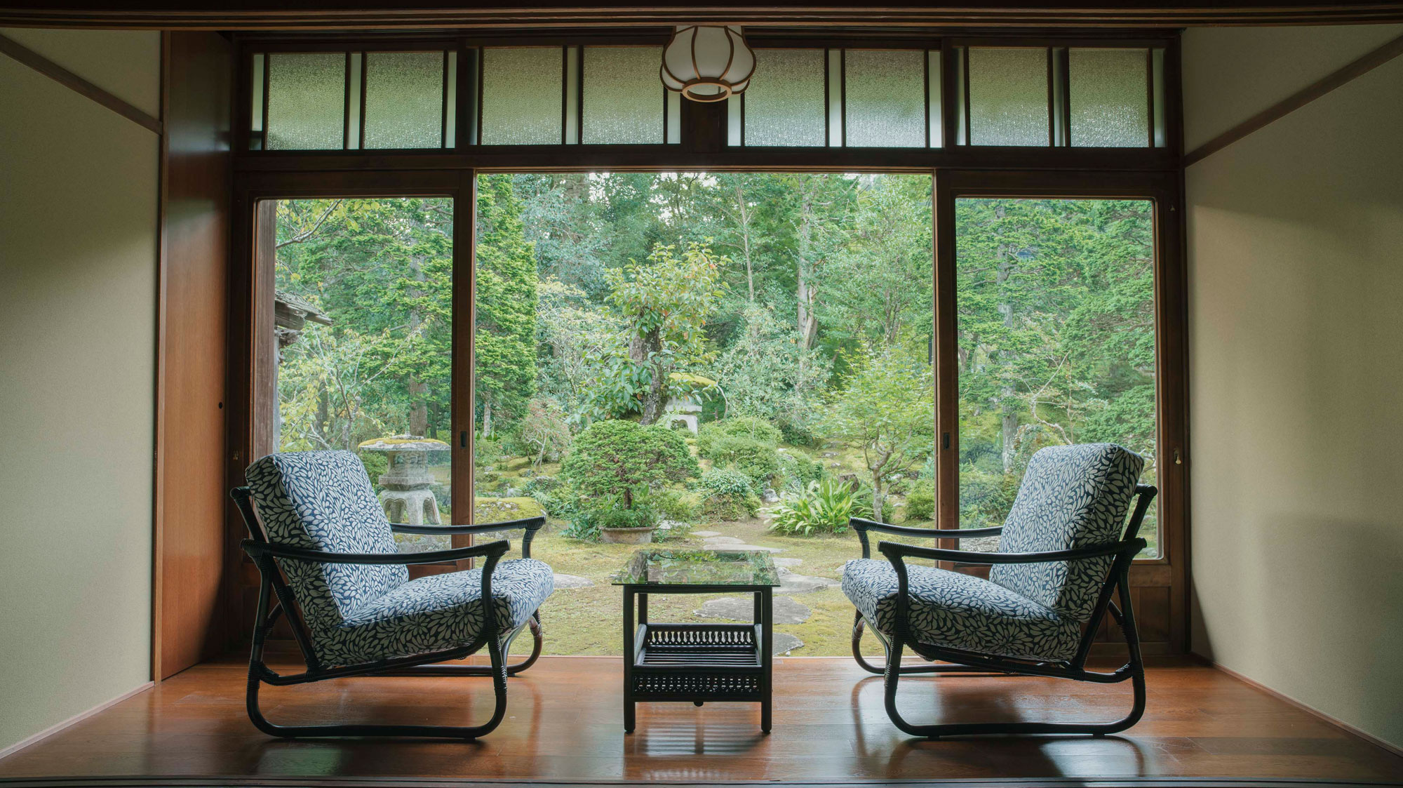 【常夏】庭園を前面に涼やかな本間を備えた客室