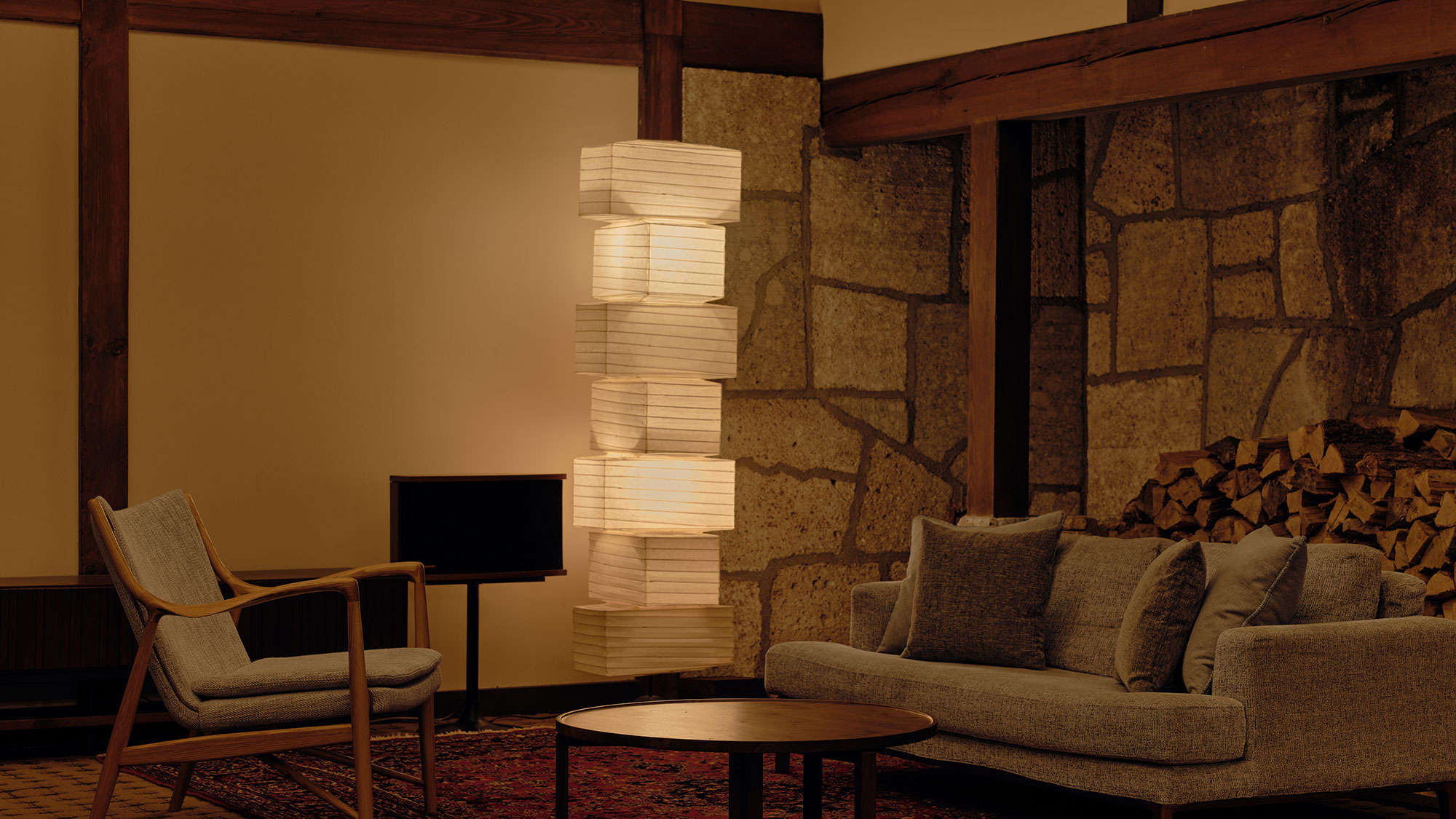 【ラウンジ】落ち着いた明かりの空間の中 趣深い休息の時間