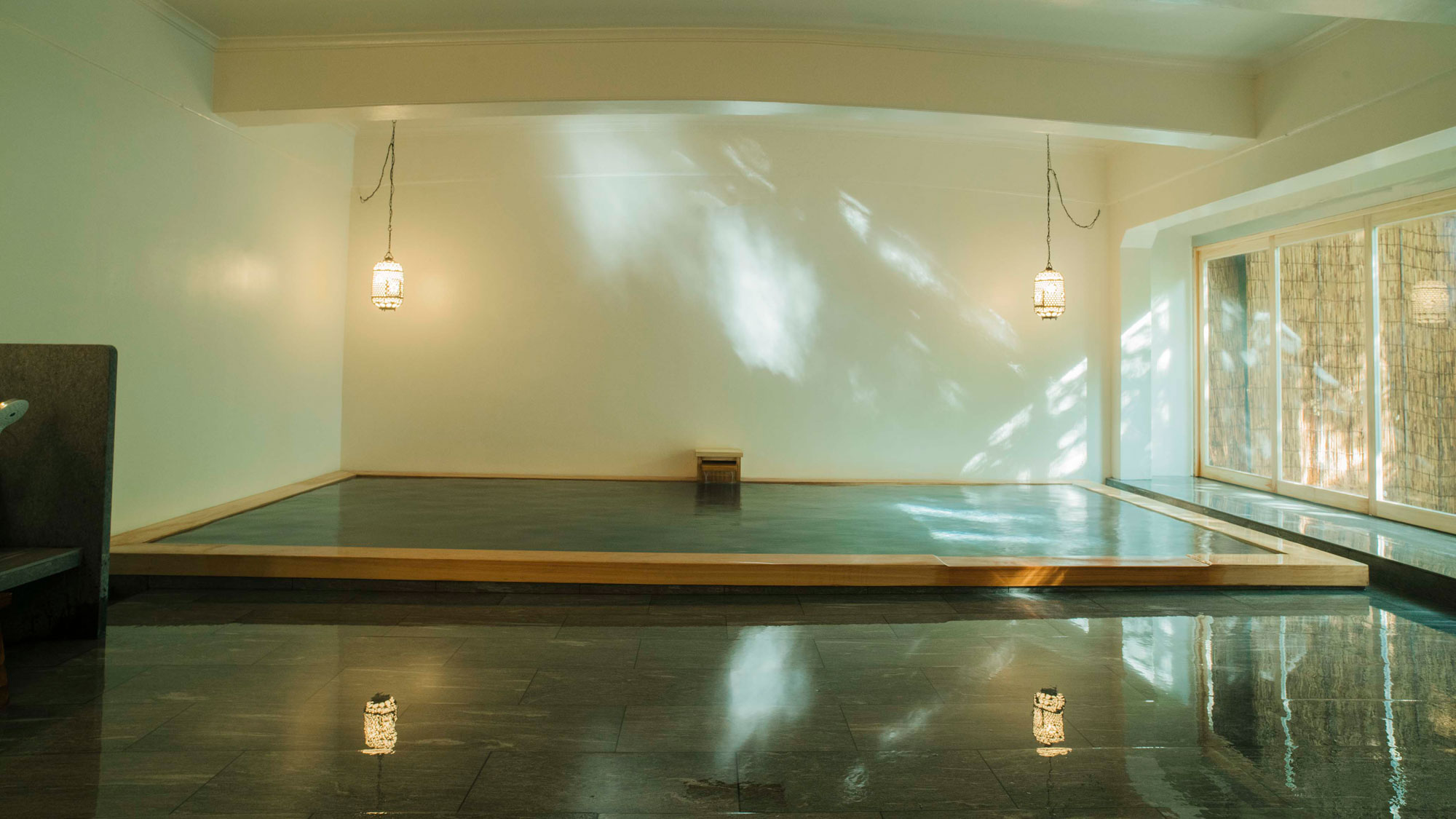 【月の湯】木漏れ日がさすゆったりとした空間の内風呂