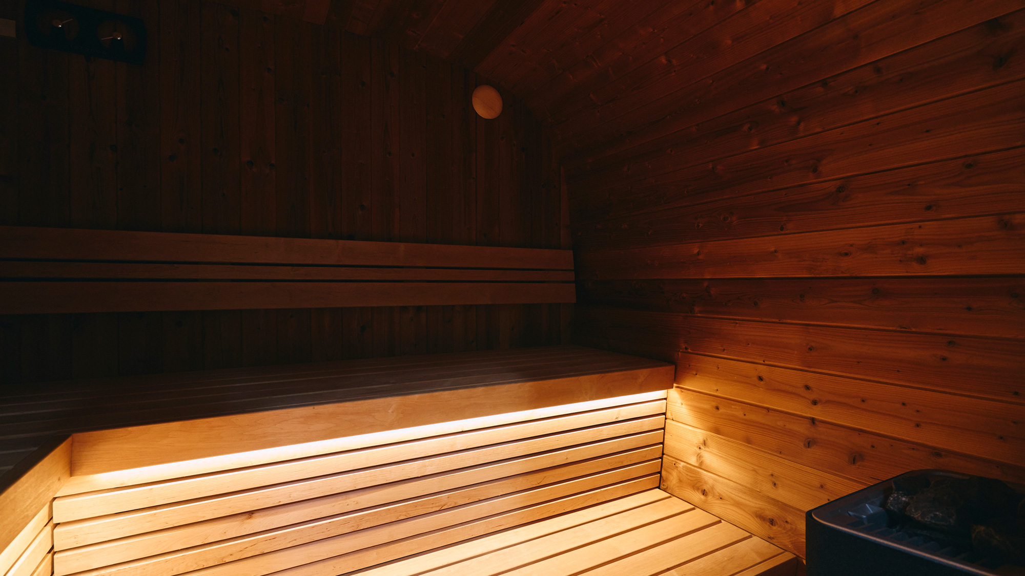 北欧産スクエアバレルサウナ（星の湯）】木材本来の豊かな香りが愉しめる室内