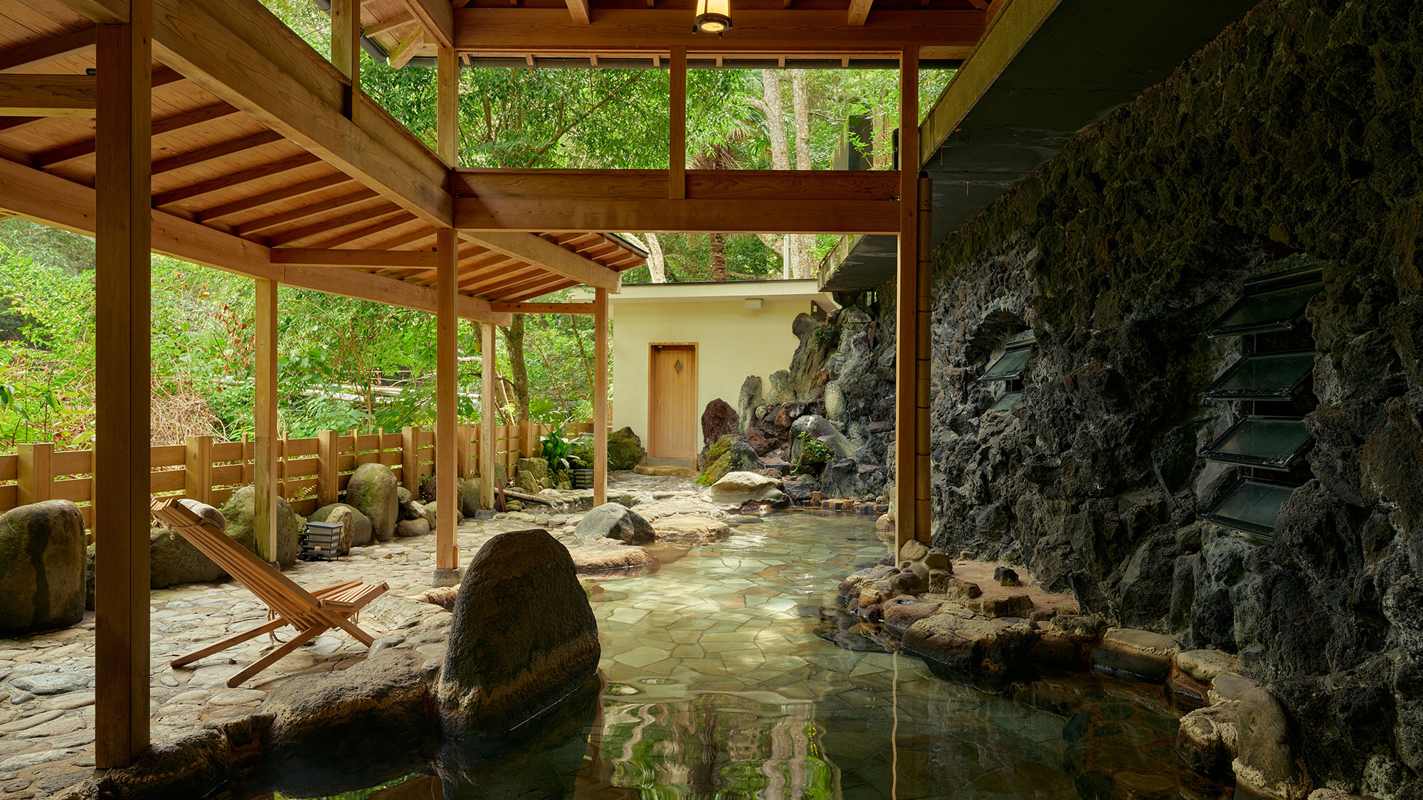 【天狗の湯】伊豆の山々と狩野川を臨む露天風呂