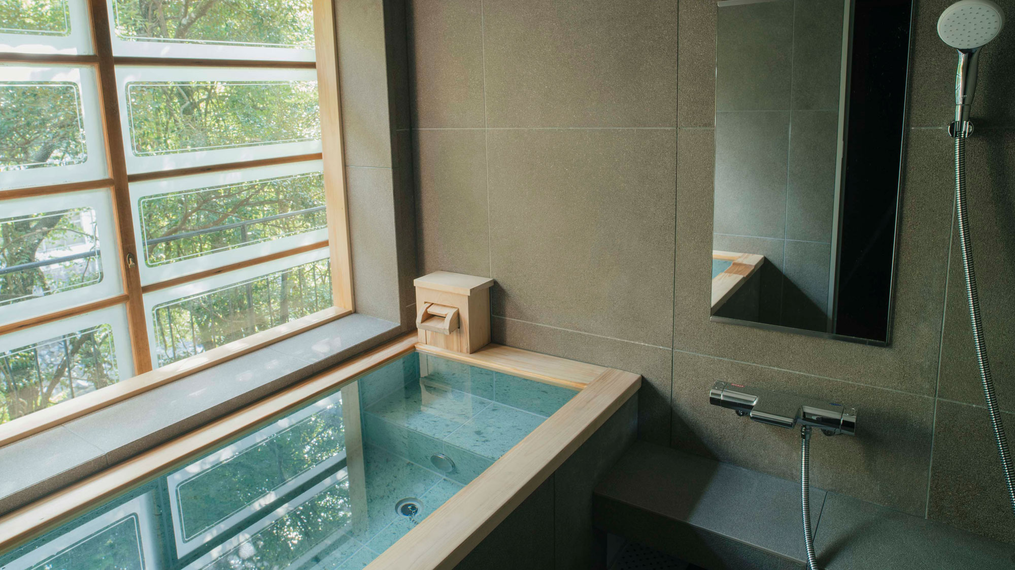 【茜】源泉かけ流しのお湯が愉しめる内風呂