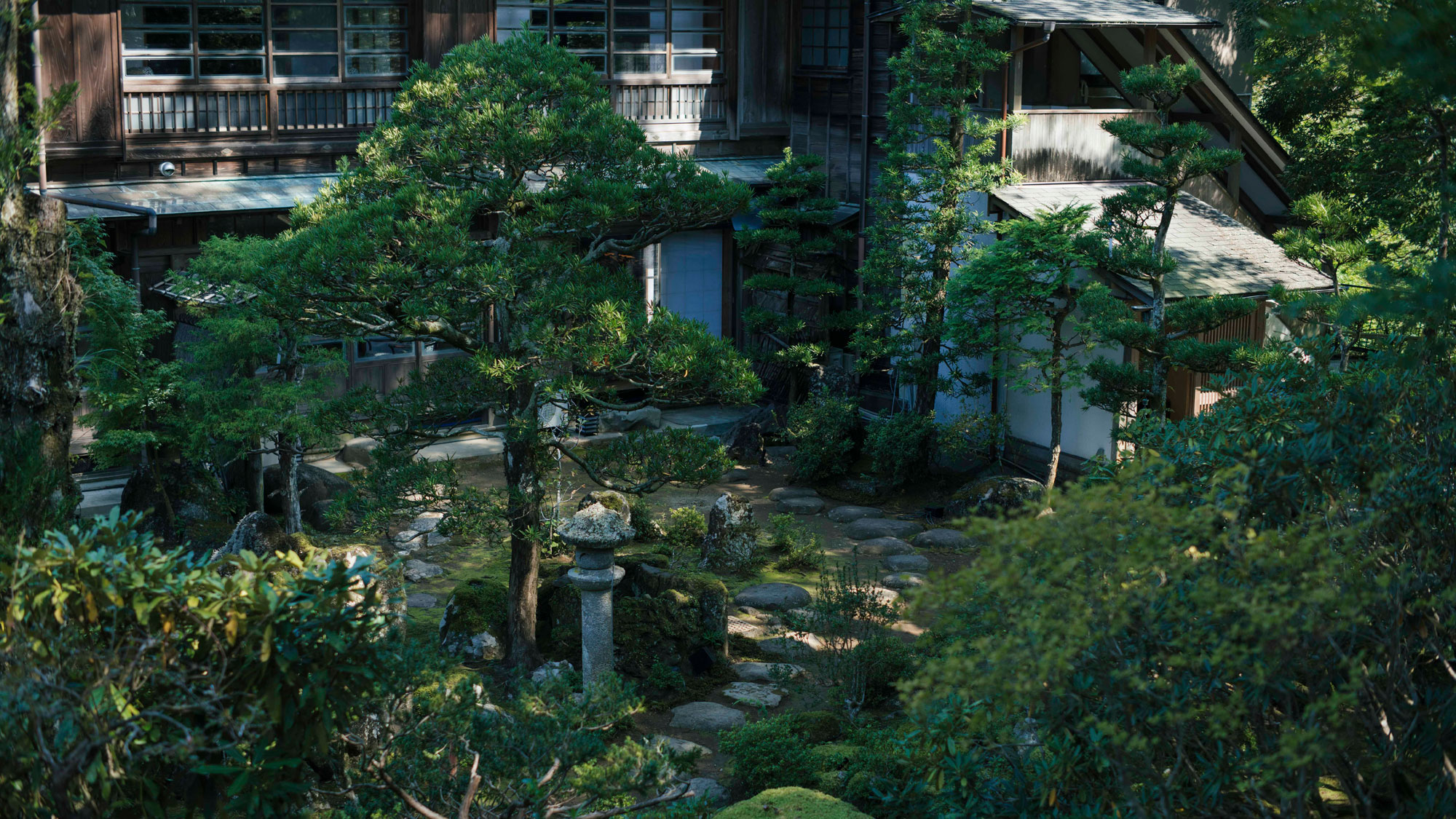 【庭園】四季が色づく木々などを愉しめる風情豊かな庭園