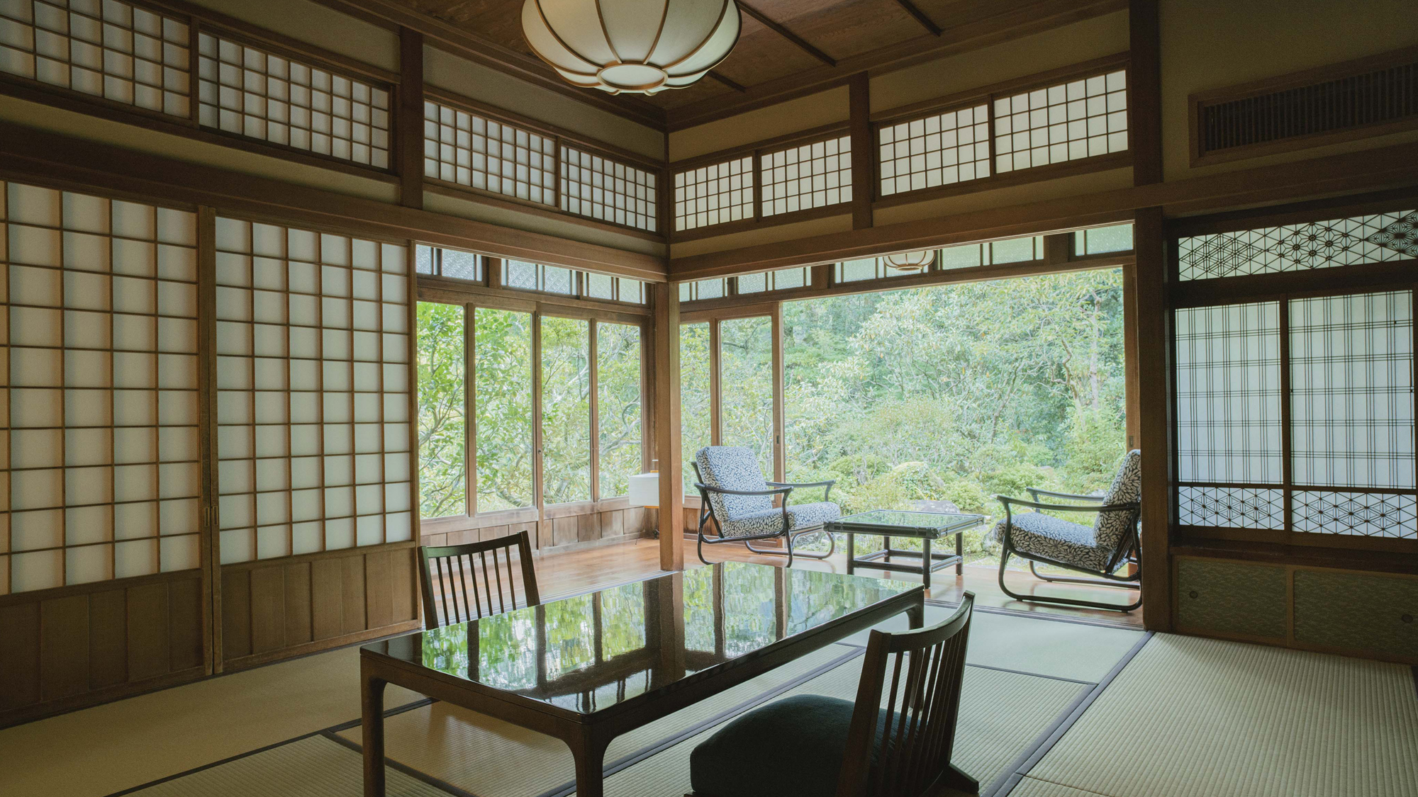 【紅梅】壁一面の大きな窓からは夏の新緑と冬には紅梅を眺める客室