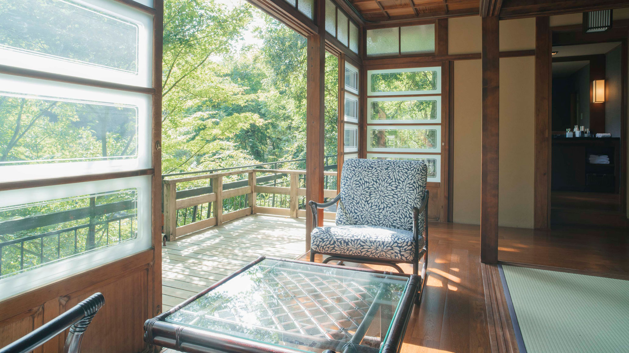 【椿】川音や川風を感じるテラス