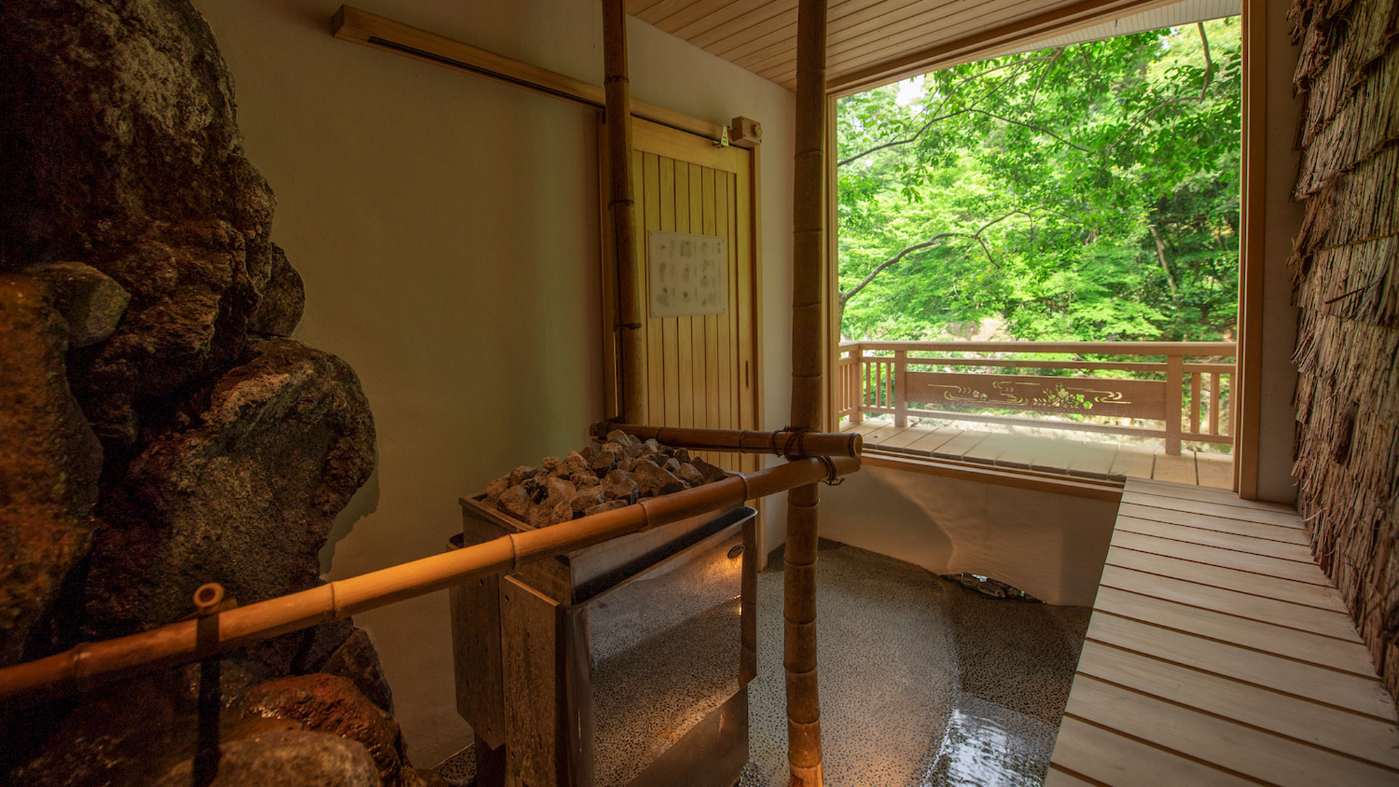 【天狗サウナ（天狗の湯）】温泉が流れ込む造りの保湿効果が高いサウナ