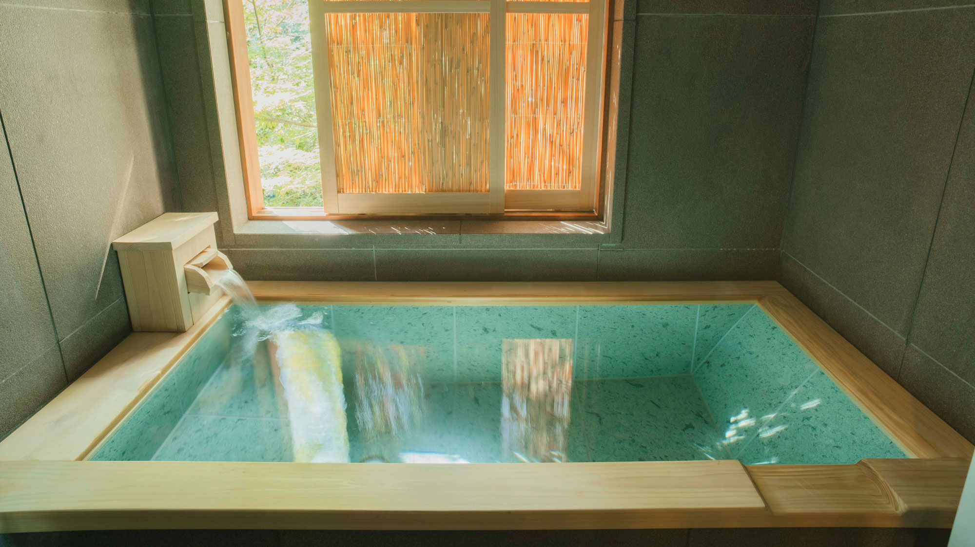 【露草】源泉かけ流しのお湯が愉しめる内風呂