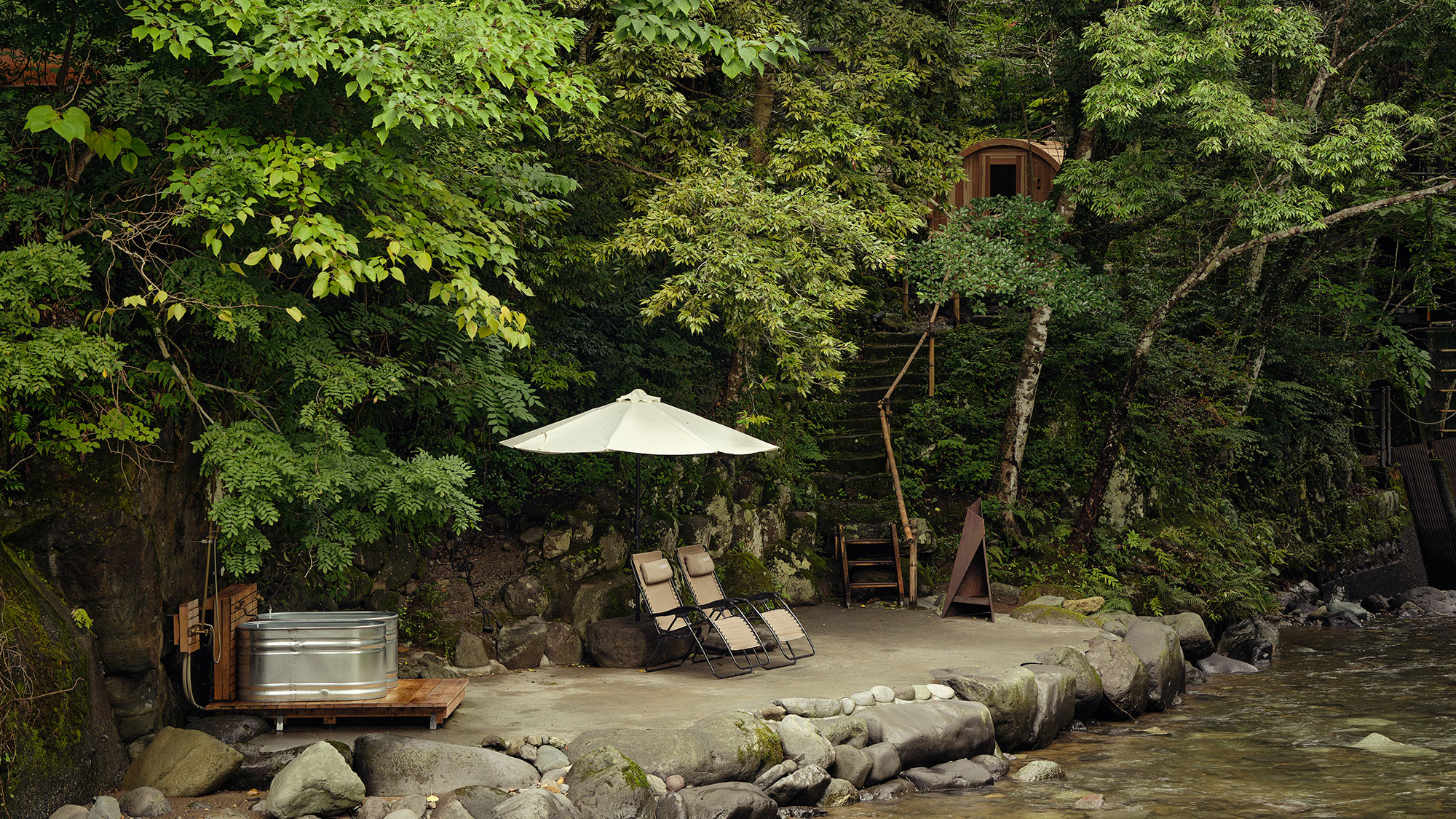【バレルサウナ】身体が火照ったあとは目の前の川に入り、天然の水風呂をお楽しみいただけます。