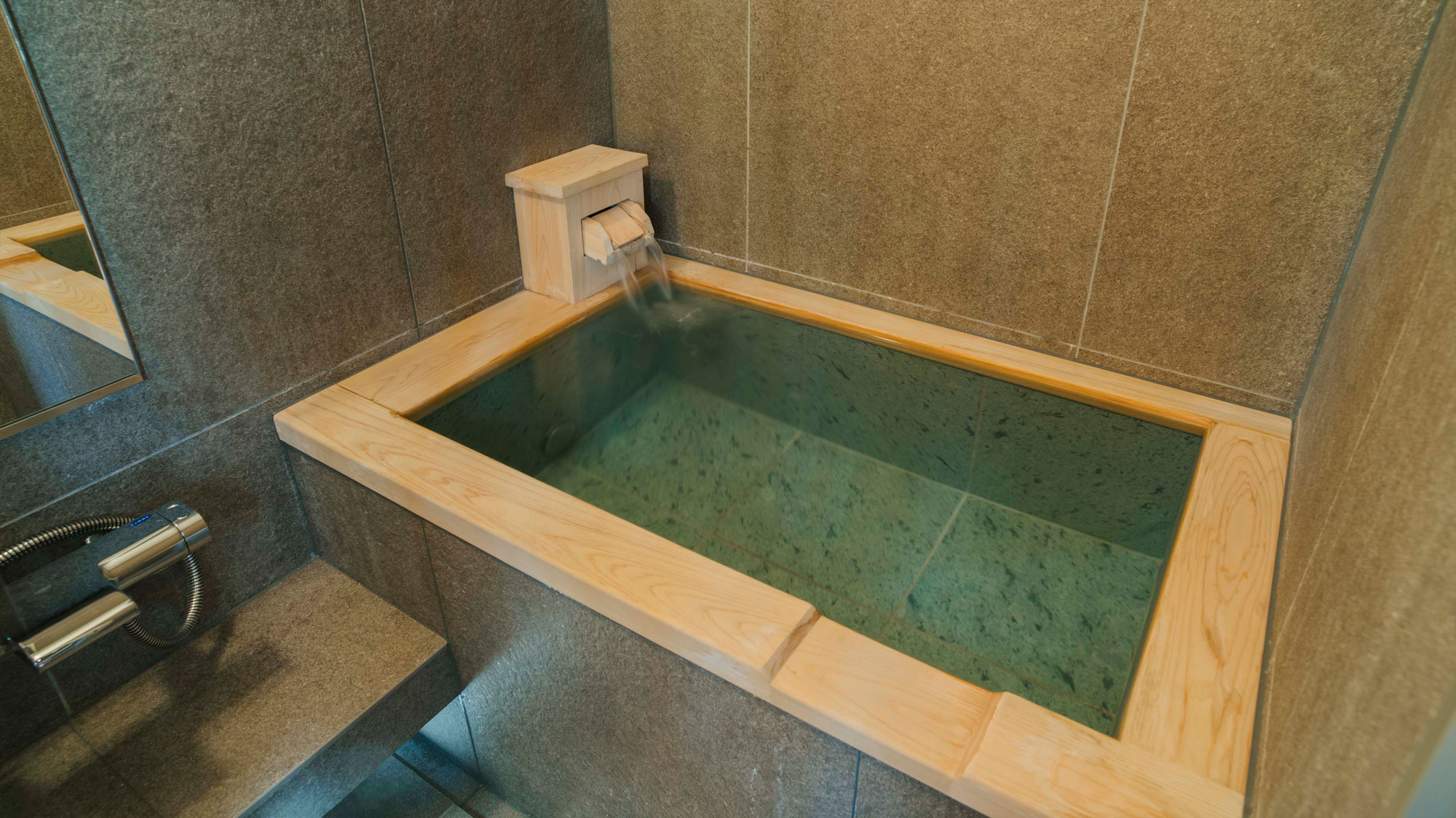 【竜胆】源泉かけ流しのお湯が愉しめる内風呂