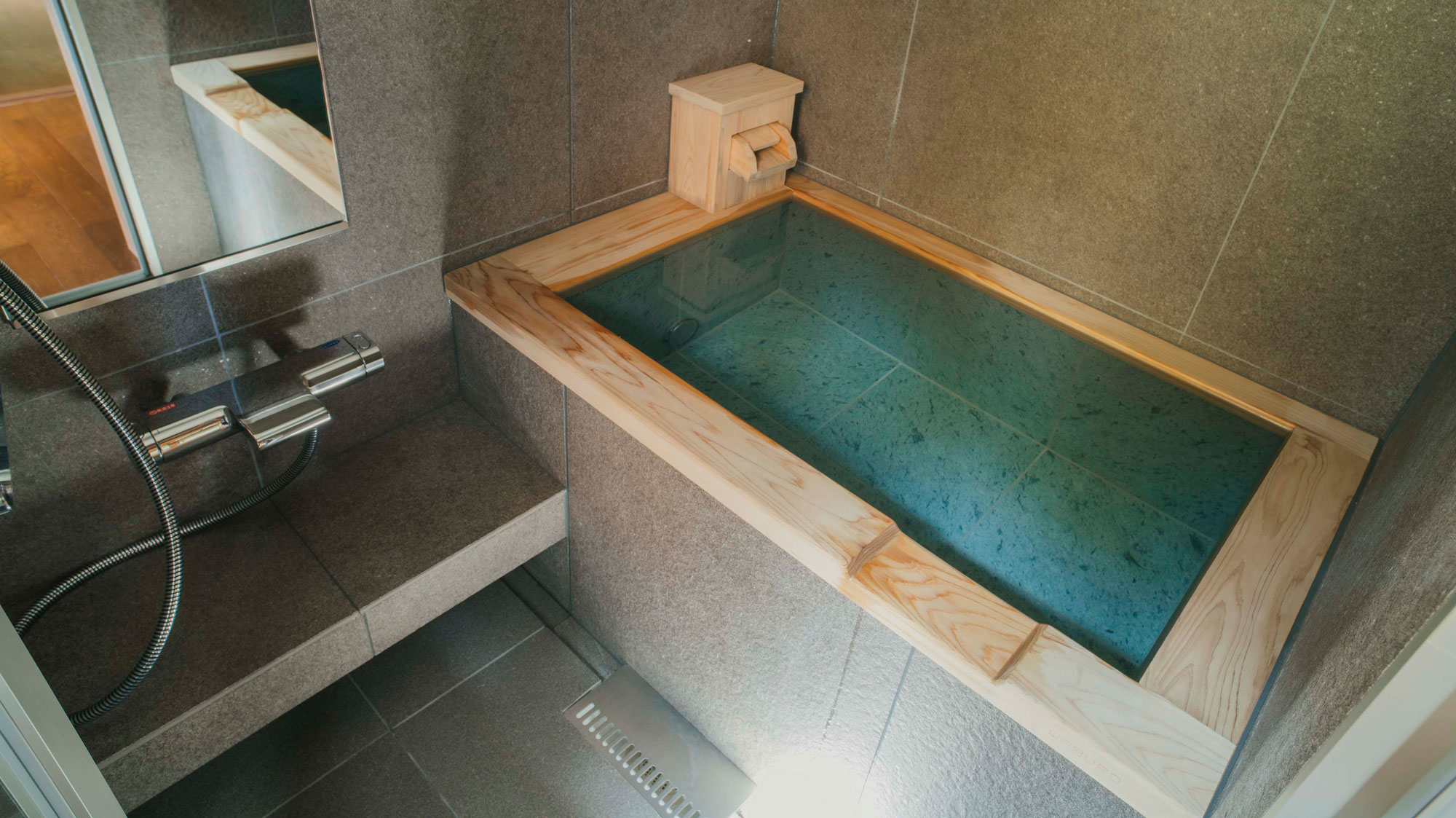 【菫】源泉かけ流しのお湯が愉しめる内風呂