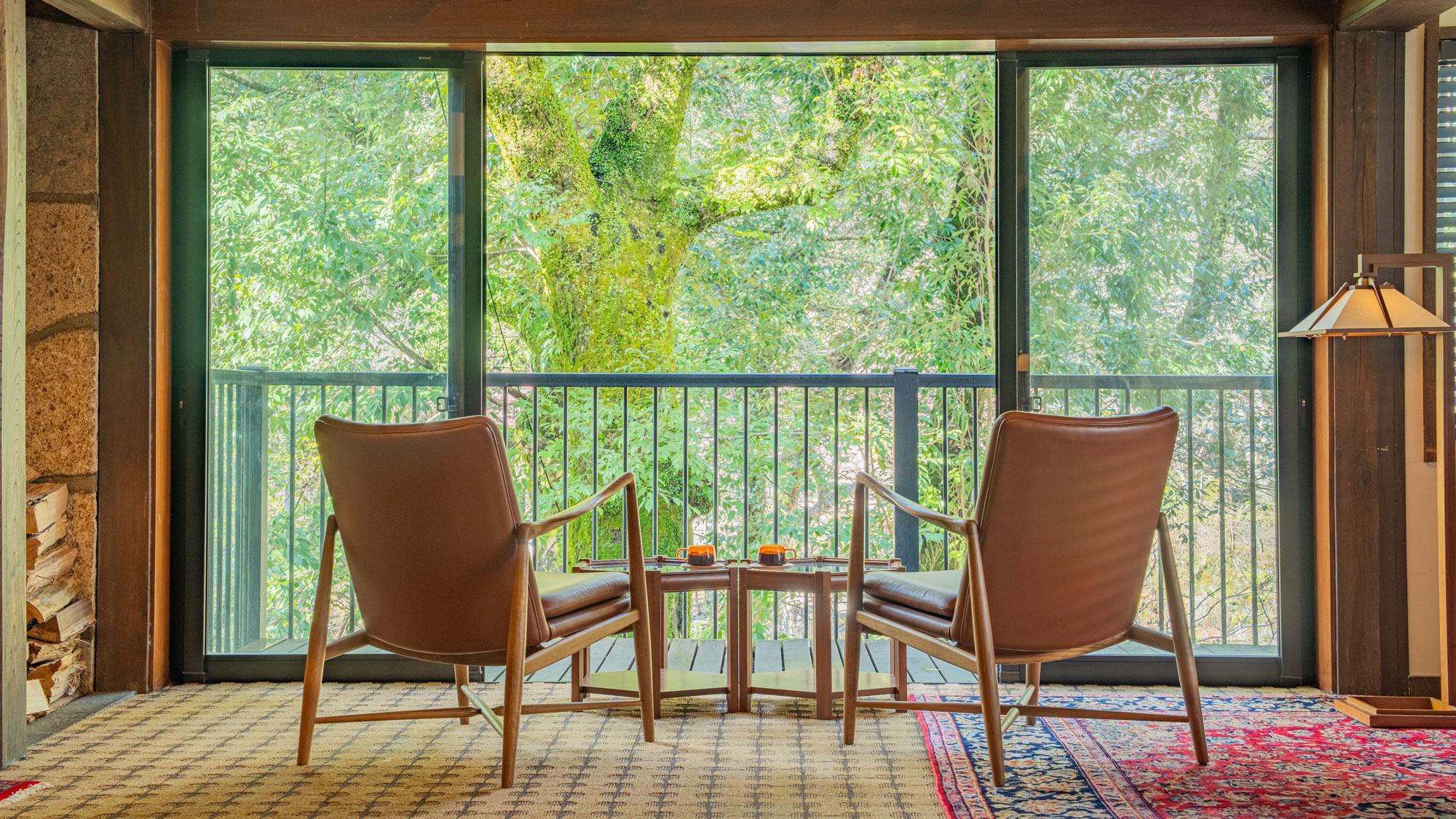 【ラウンジ】川のせせらぎに耳を傾け、夏は窓一面に映る新緑を臨む