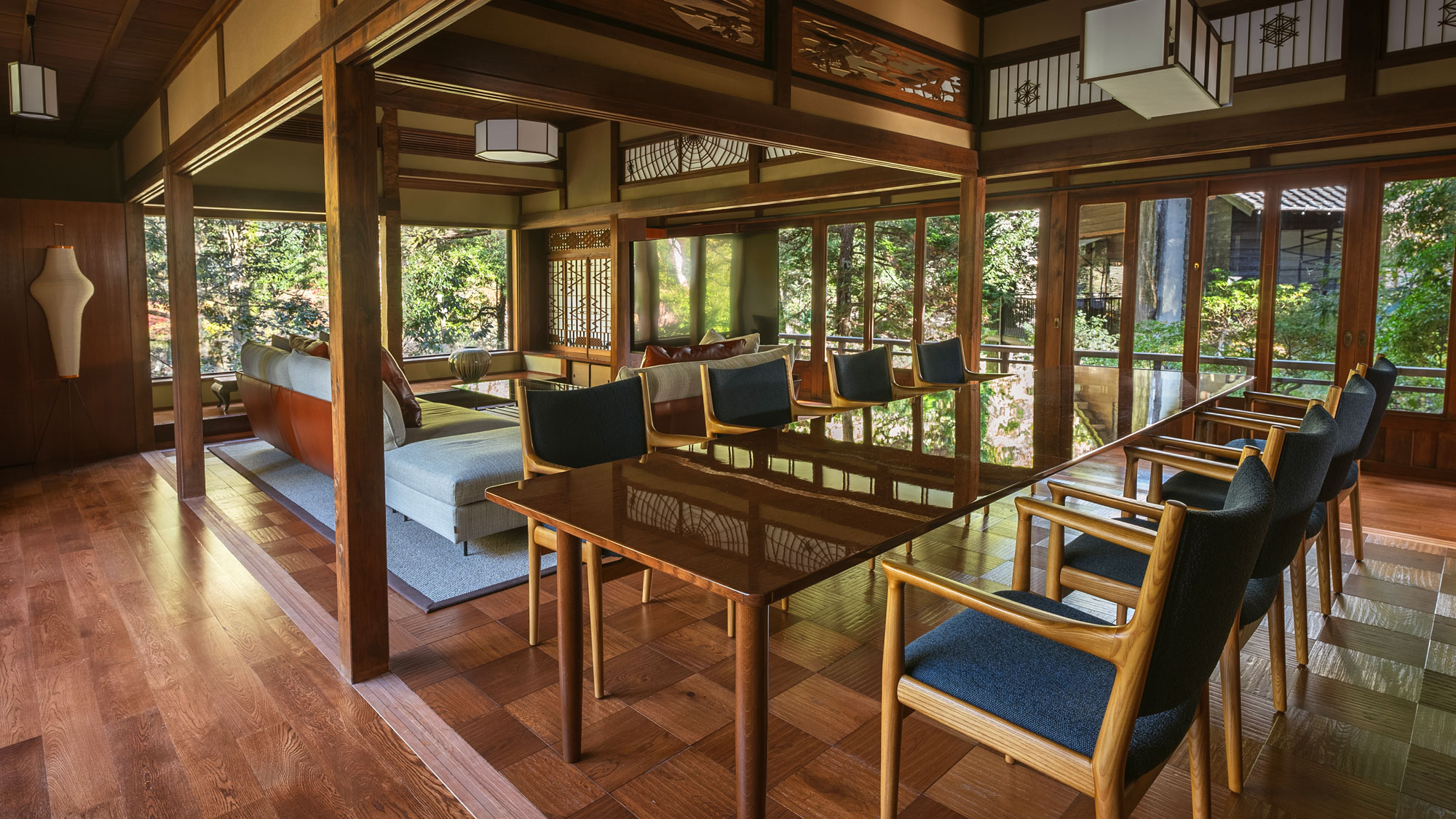 【石楠花】ダイニングテーブルやゆったりとしたソファーが配されたリビングルーム