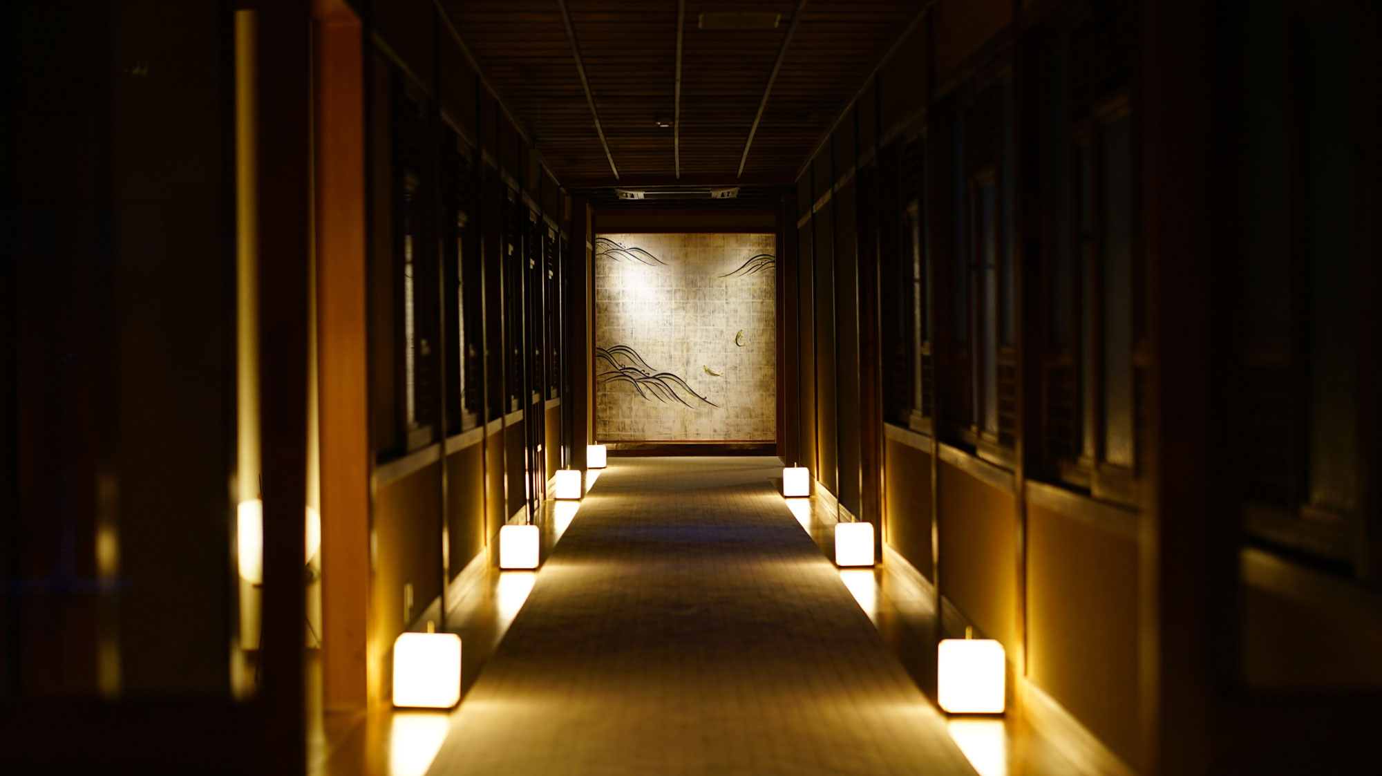 【廊下】随所で 意匠を凝らした装飾や精密な細工をお愉しみいただけます