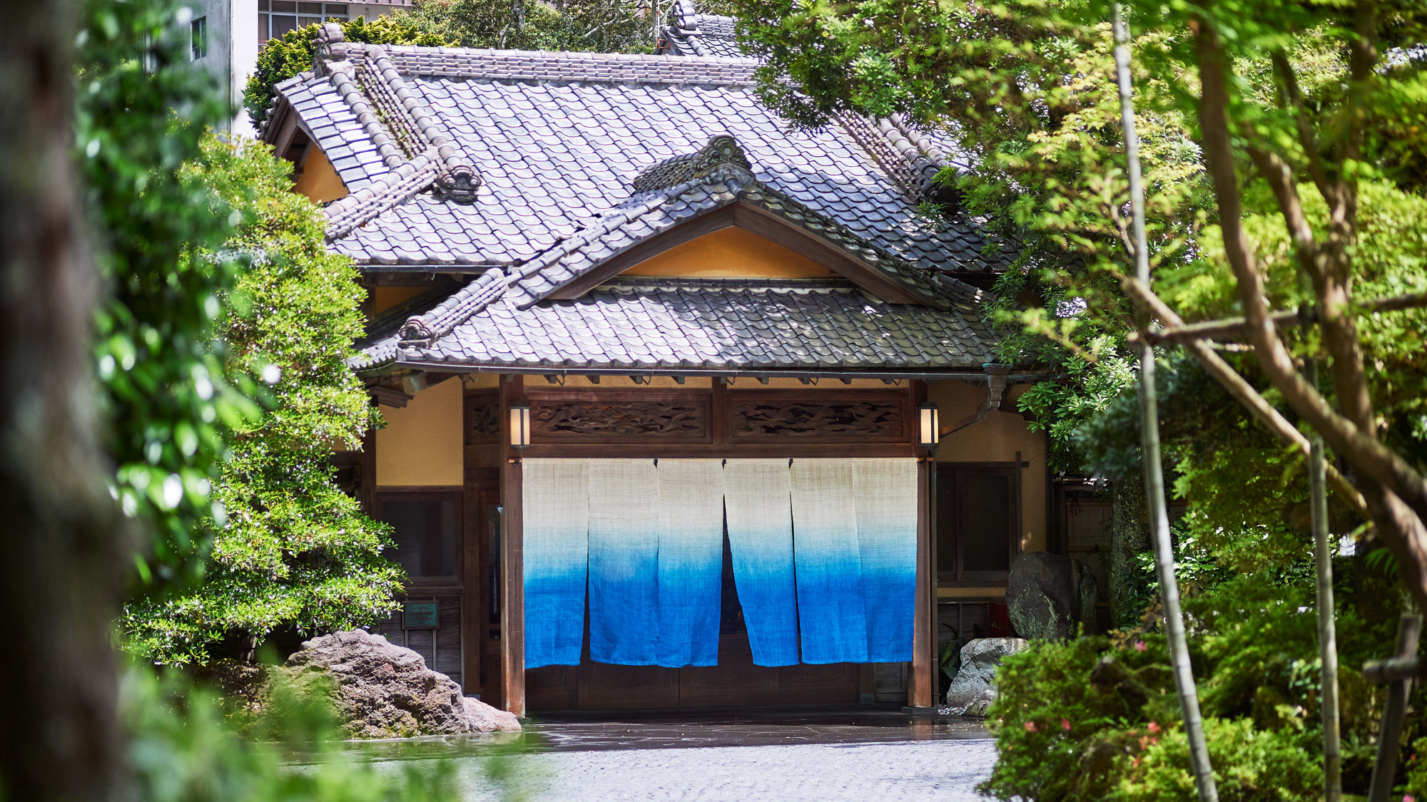 ＜夏＞伊豆の自然をより青々と輝かせてくれる空色の暖簾