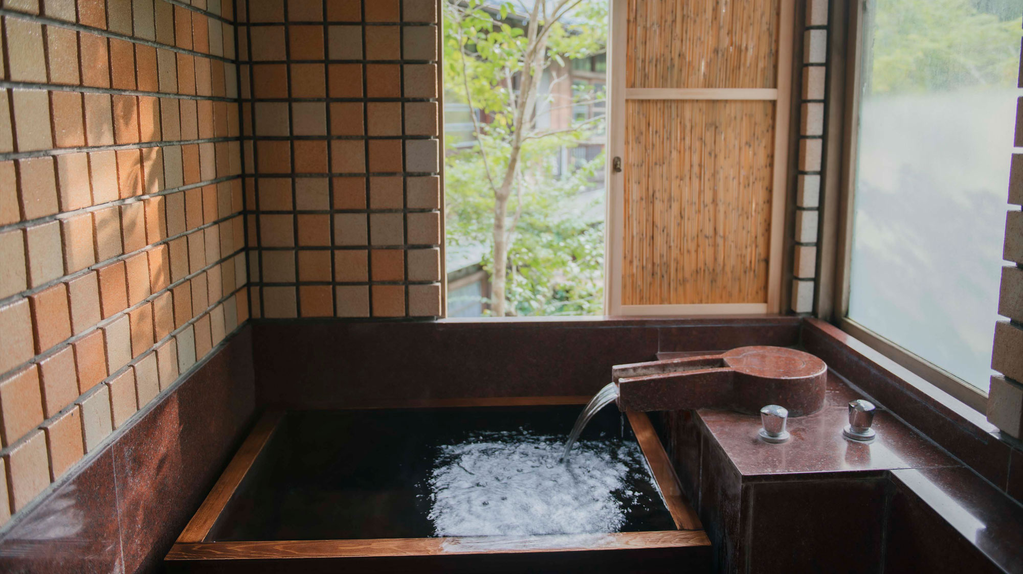 【紅梅】源泉かけ流しのお湯が愉しめる内風呂
