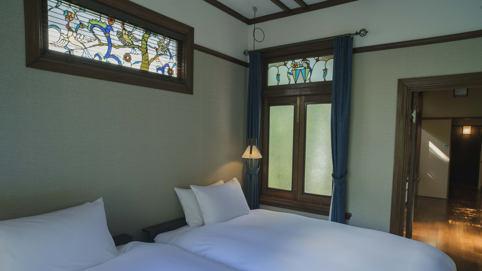 【桐壺】宝石のようなステンドグラスが印象的なベッドルーム