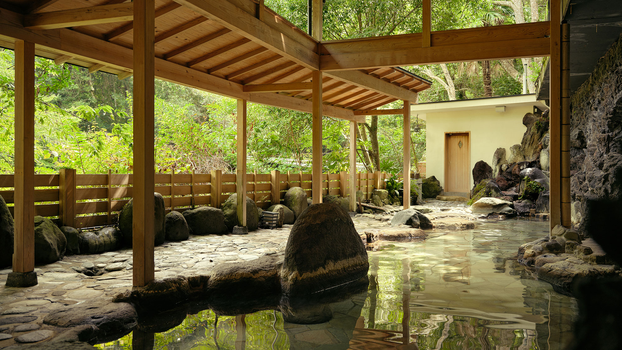 【天狗の湯】水着や湯浴み着を着用して入る混浴 サーマルスプリングとして新たにリニューアル