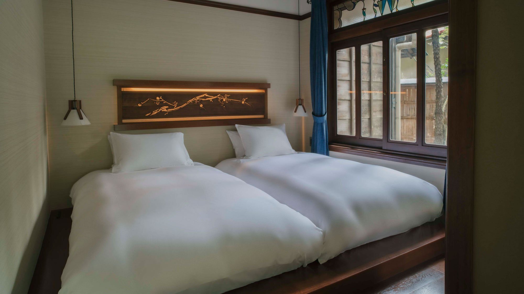 【紅梅】梅花の透かし彫りを設えたベッドルーム