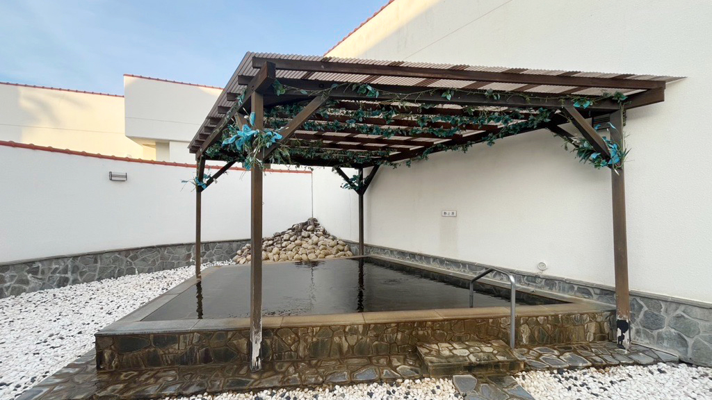 露天風呂　澄んだ空の下ゆったりと湯浴みを楽しめます