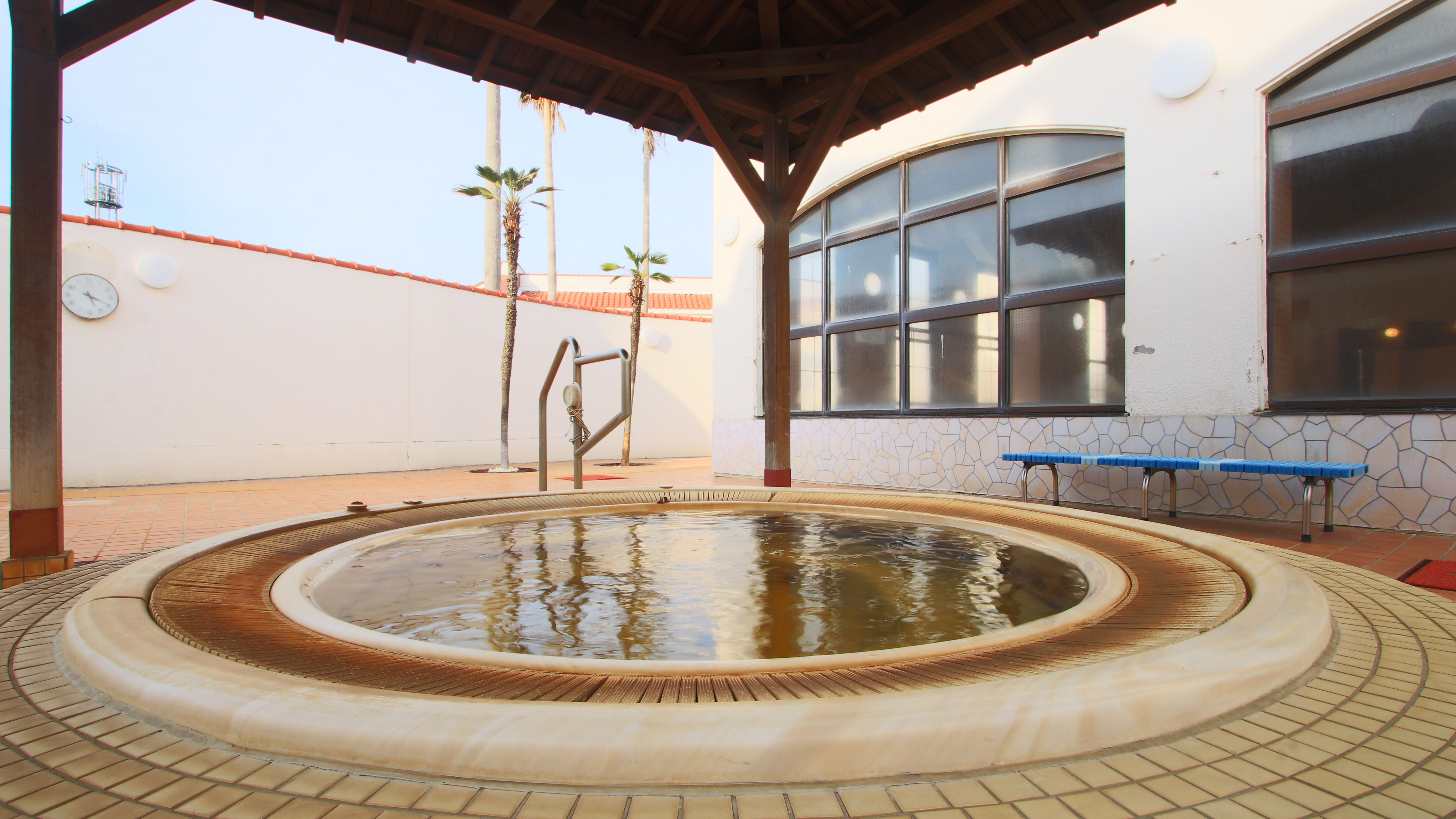 露天風呂　リゾート気分で浸かる屋外ジャグジー