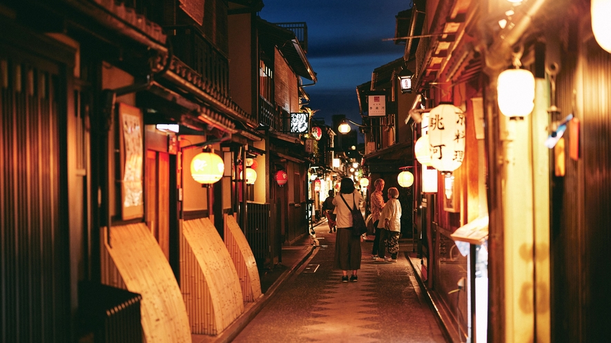 徒歩圏に京都らしい風情にあふれた先斗町も。芸妓さん舞妓さんのいる茶屋、魅力的な飲食店、劇場など