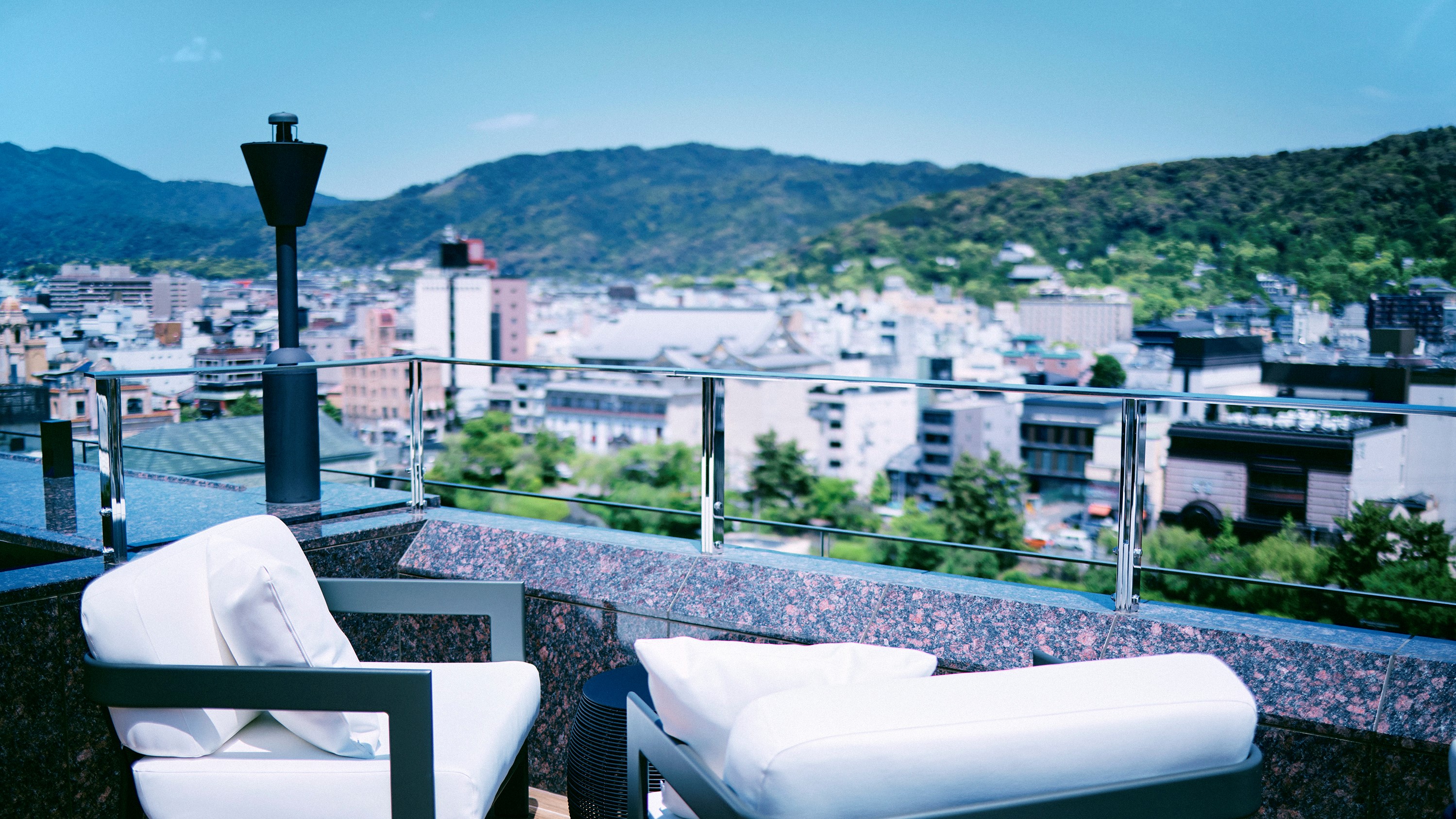 ルーフトップラウンジ「空庭テラス」眼下に広がる京の街並み、大パノラマをご体感ください