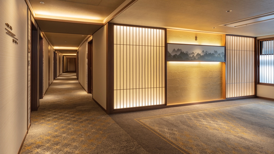 エレベーターホール　京の山紫水明、格子戸をモチーフに廊下、エレベーターホールまでしつらえております