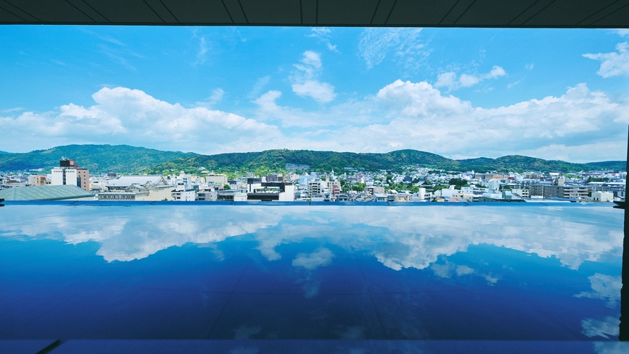 天空の温泉　八坂の湯から望む東山、どこまでも続くような立ち湯インフィニティを体感ください