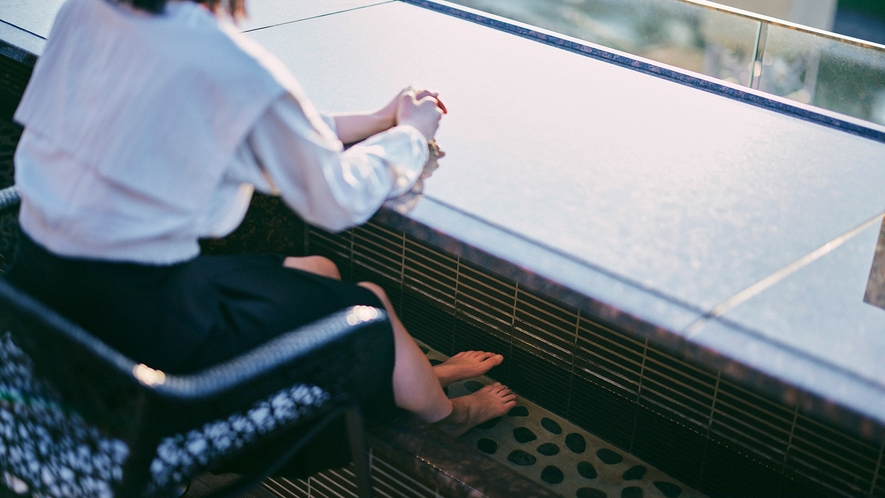 ルーフトップラウンジ「空庭テラス」京都散策の疲れをいやす「麗の足湯」足もとからやすらぐ天然温泉