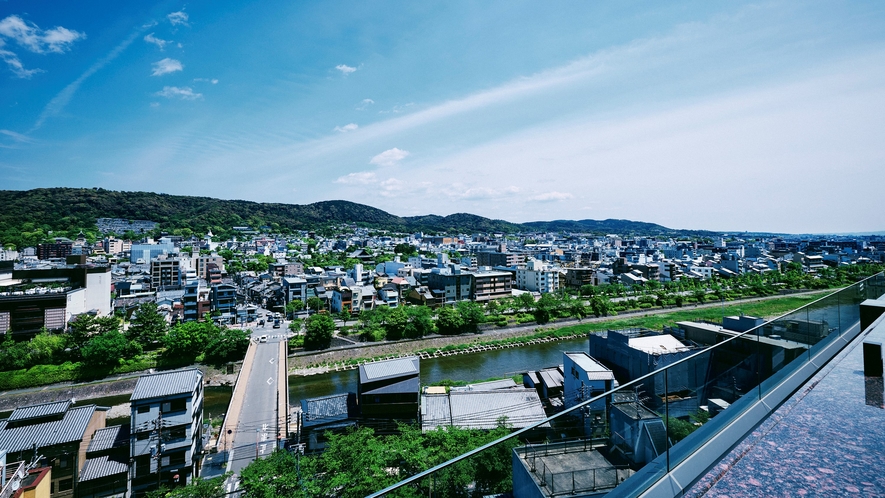 ルーフトップラウンジ「空庭テラス」から見える東山　テラスの解放は日の出から24時まで