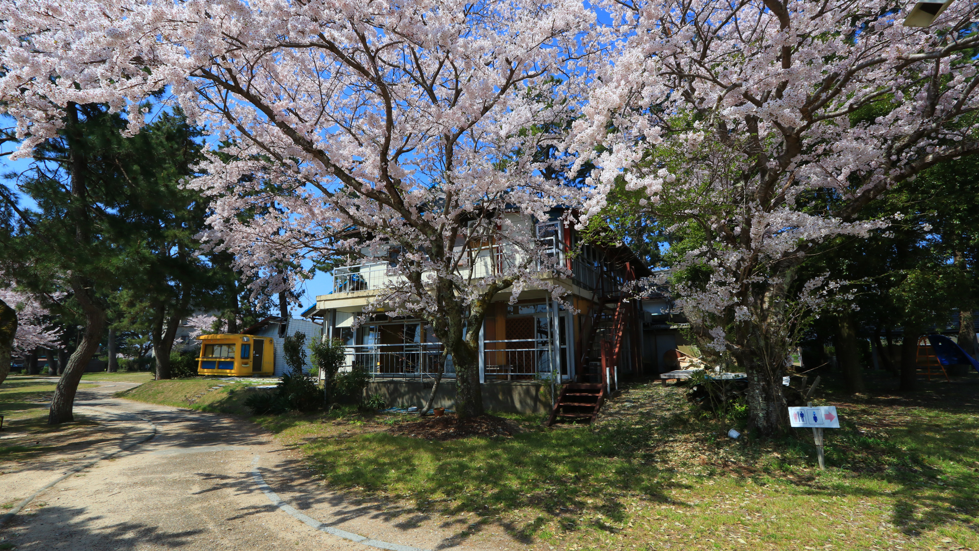 【外観】どのお部屋からも外に出ることができます