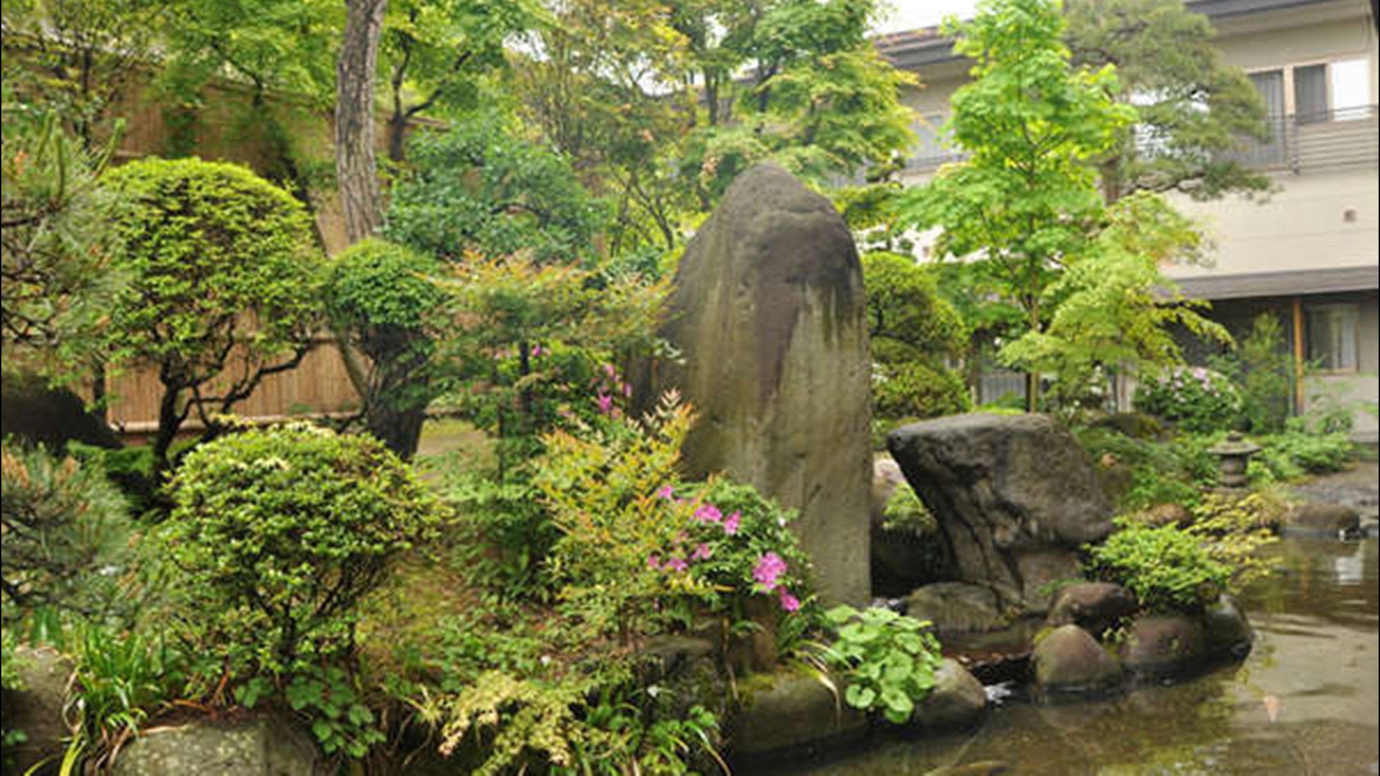 四季を感じさせる庭園