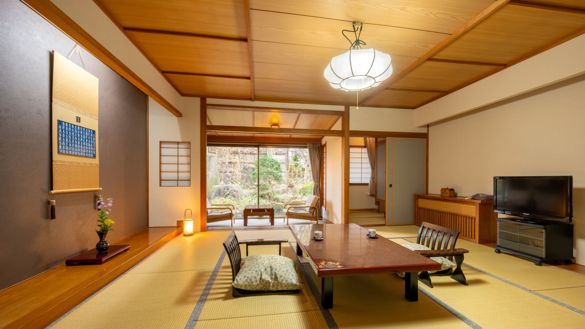 【本館客室】8畳～12畳の純和風作りの客室です（客室一例）