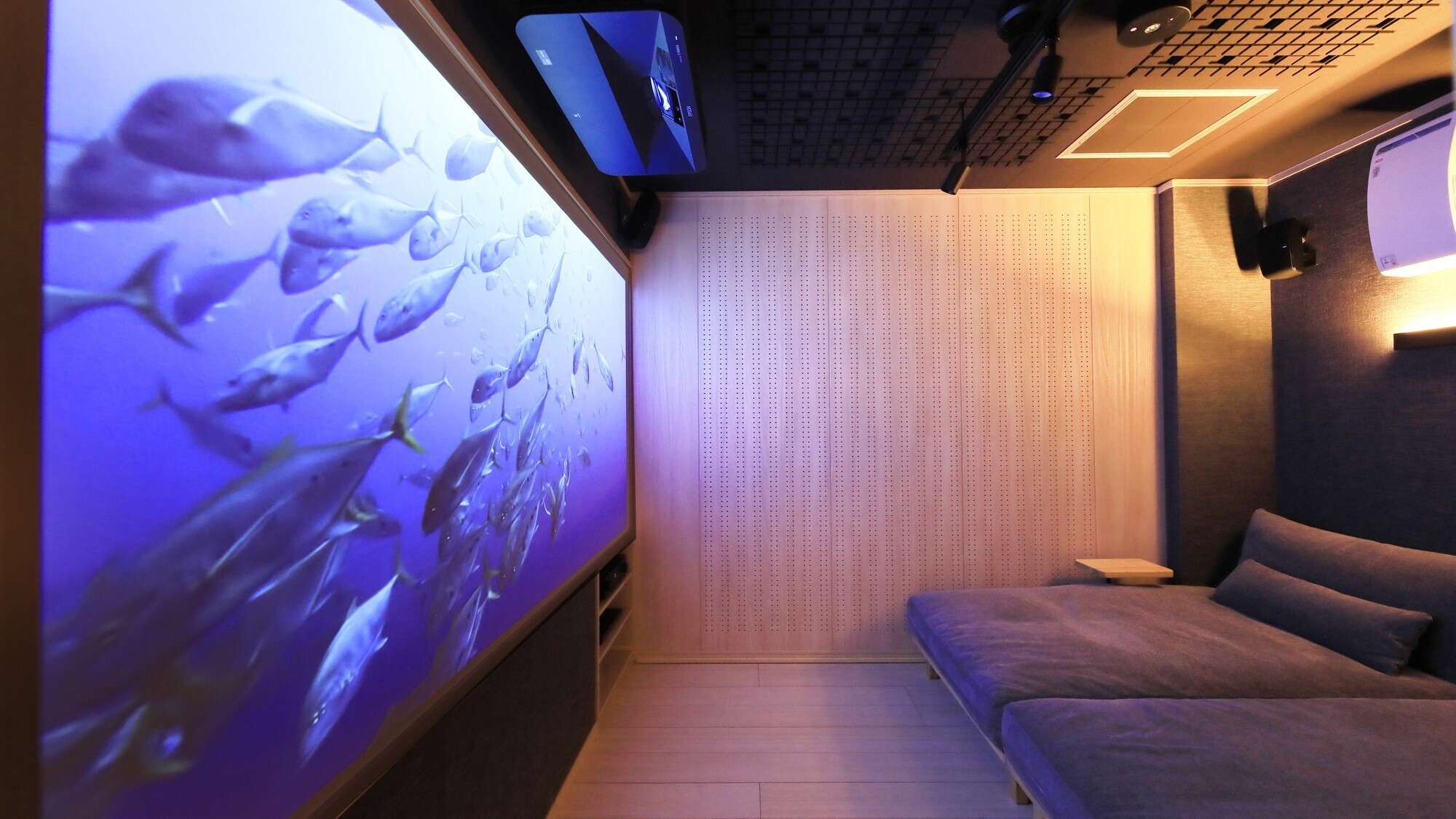 【西館・シアタールーム】映画鑑賞やスポーツ観戦をいつもと特別空間でお楽しみいただけます。