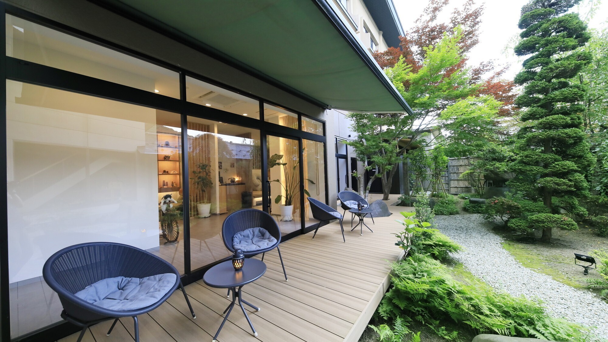 【館内】ラウンジ前から中庭を眺める