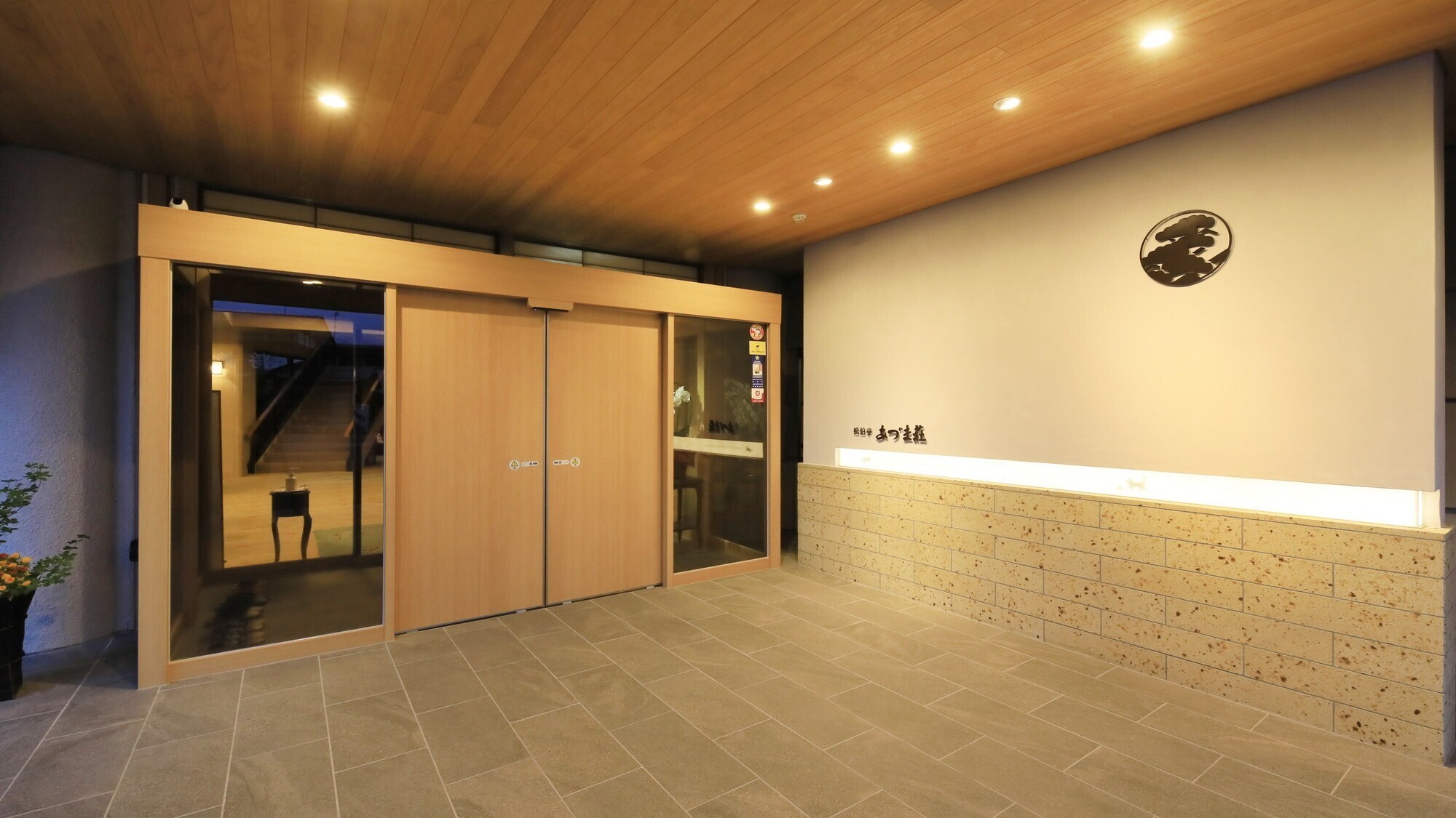 【エントランス】ライトアップされると見える隠れ猫も&hellip;