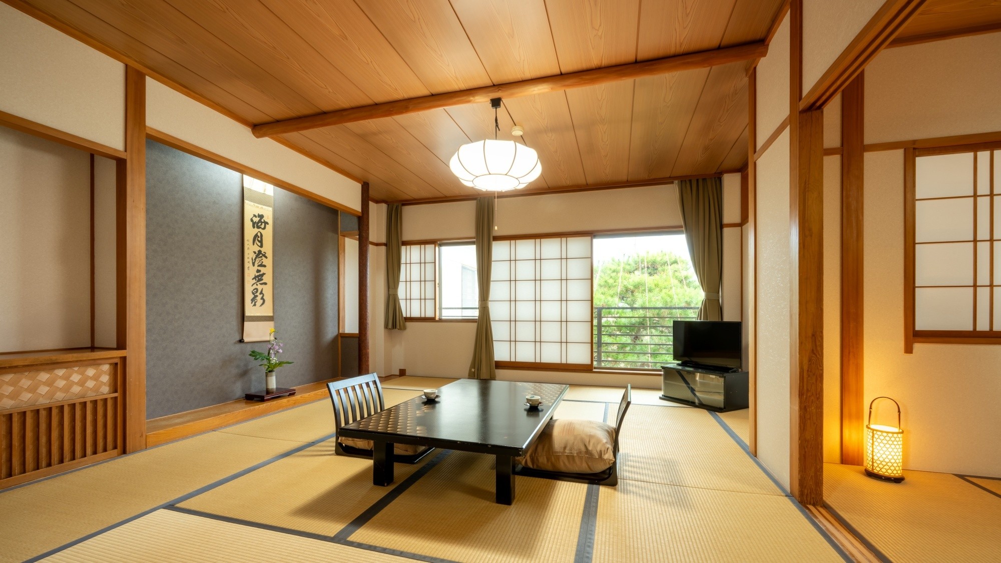 【本館客室】客室からは当館の日本庭園を望めます（客室一例）