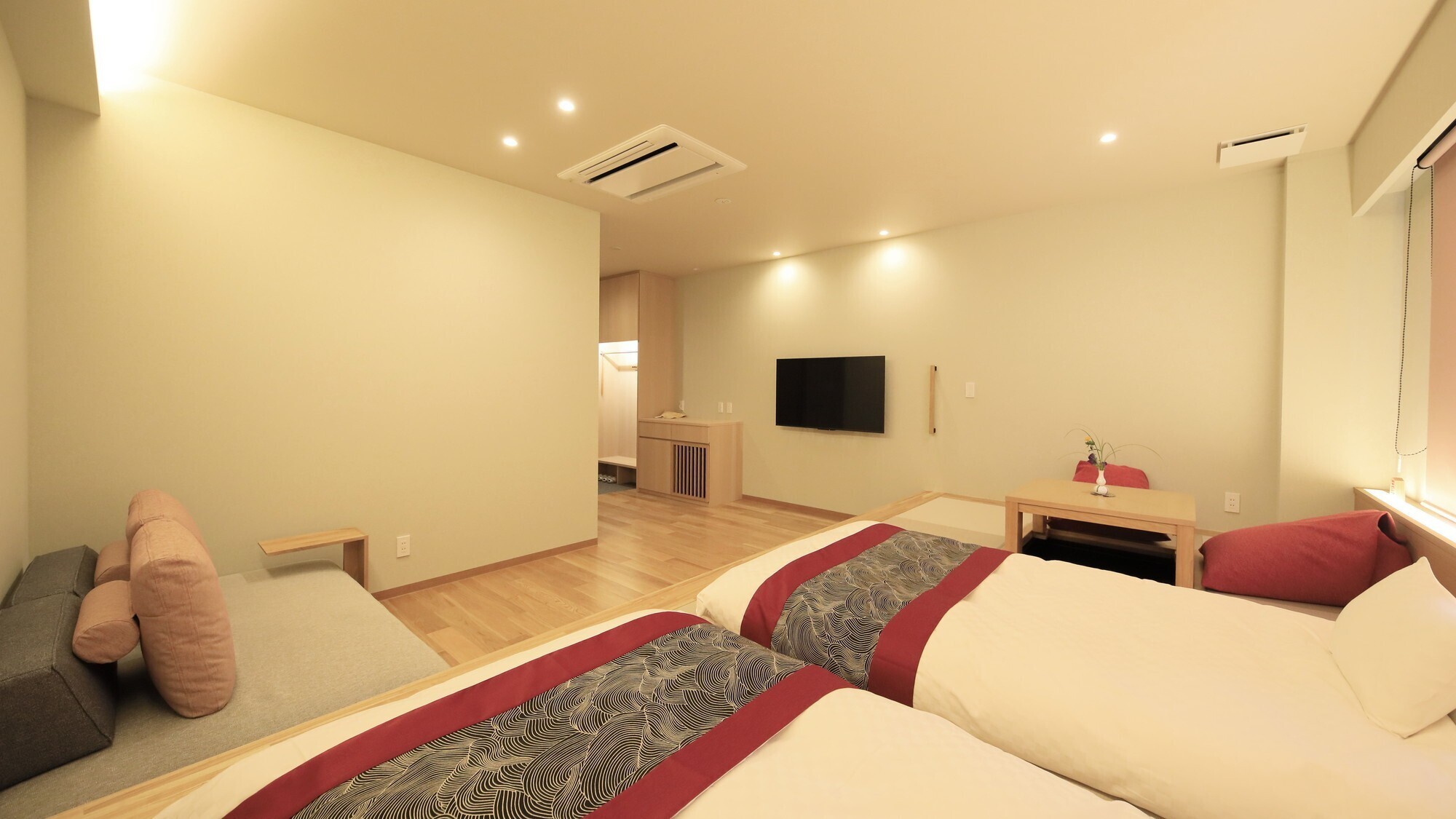 【リニューアル西館客室】＜赤＞電気をつけると&rdquo;ほっ&rdquo;とする空間