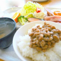 大好評の朝食(日替わり和定食＆パン)