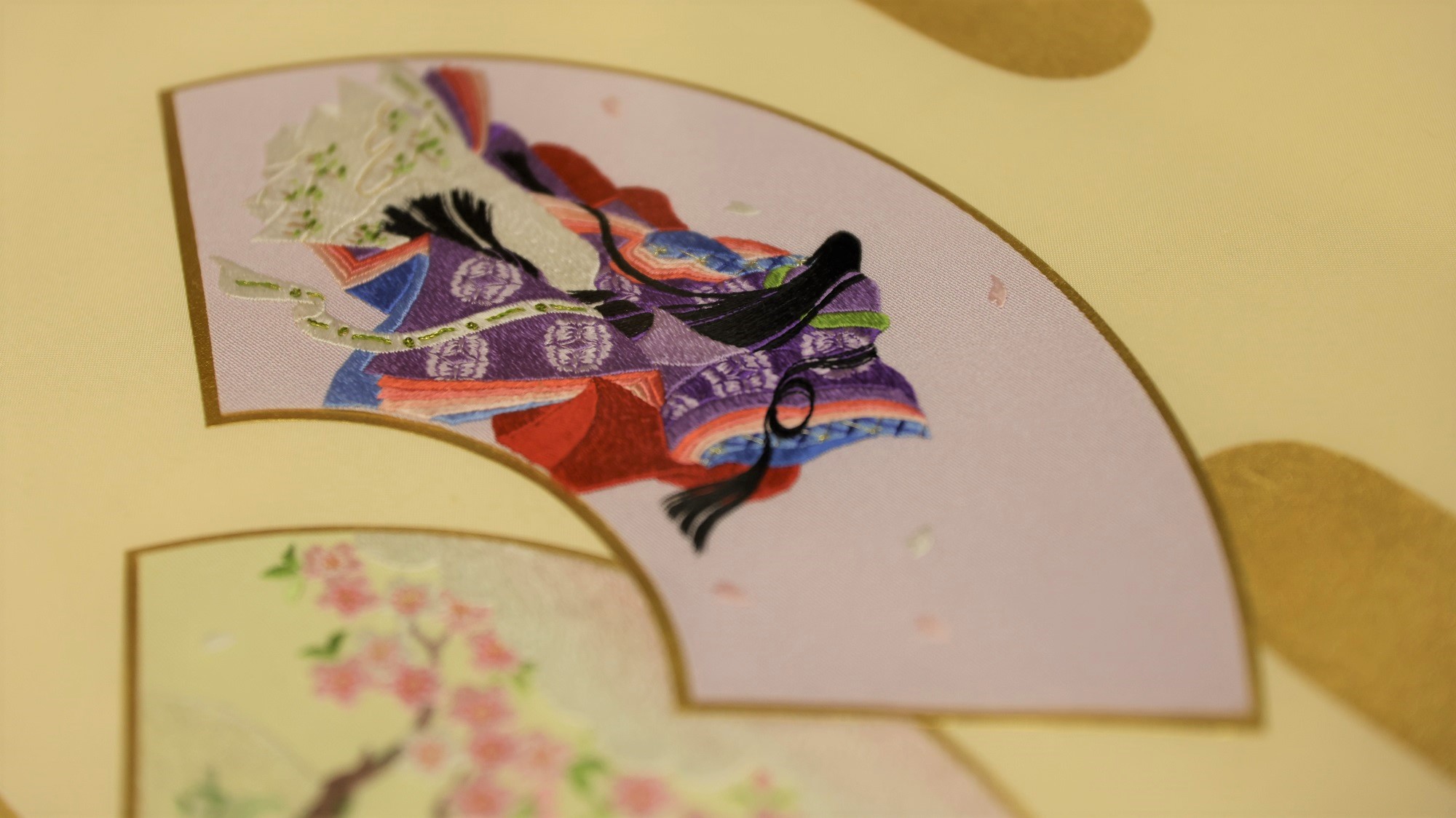 【京繡（きょうぬい）】雅な文化を映し出す繊細かつ優美な刺繍で乙女の世界を表現した作品をラウンジに展示