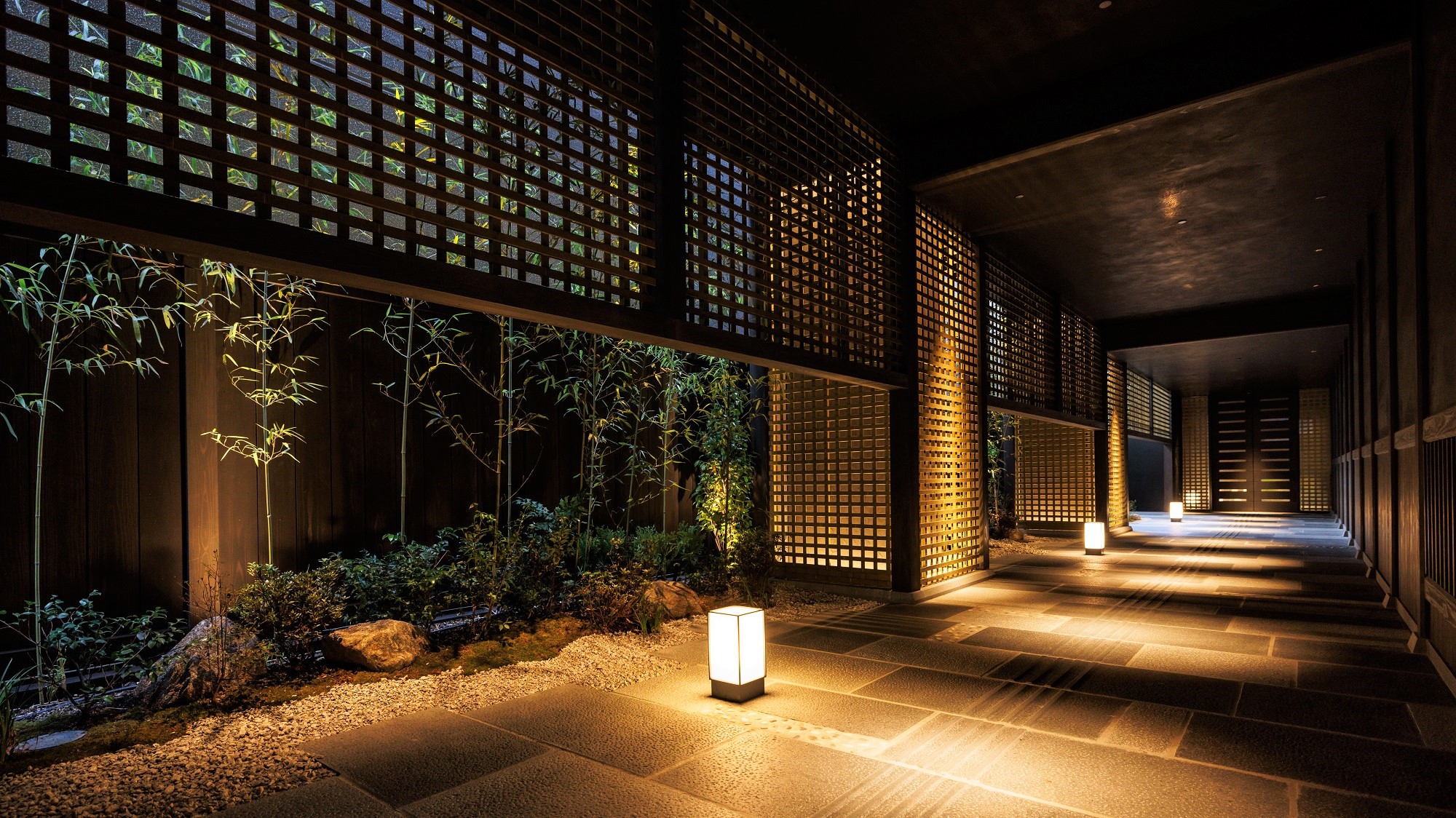【通り庭】伝統的な京町家を貫く「通り庭」をイメージ、オリジナルお香の匂いでお迎え