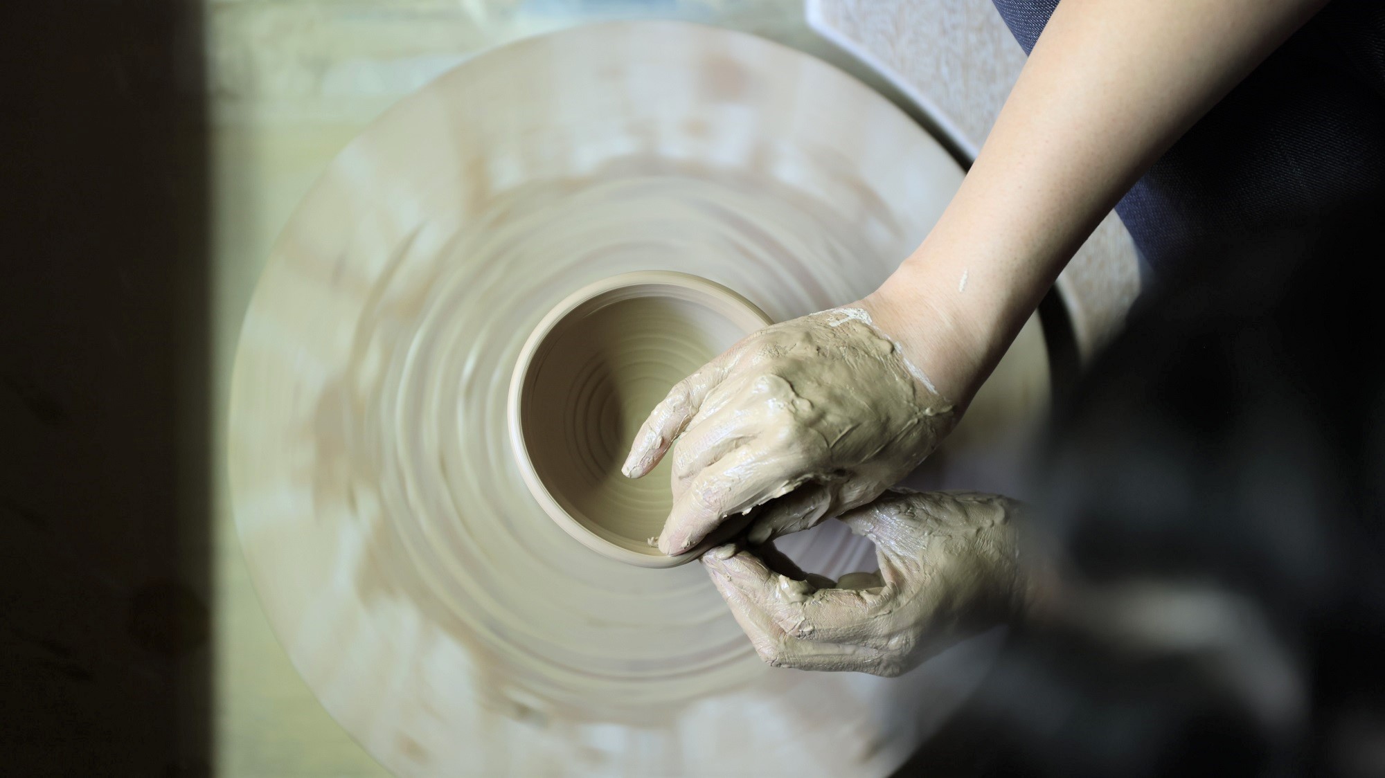 【蘇山窯(そざんがま)】京の情趣をやさしく映す青磁の陶板アートがロビーラウンジで皆さまをお迎えします