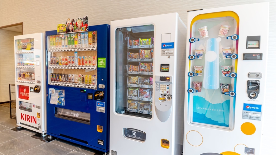 【自動販売機コーナー】飲料やスナック、軽食など。 電子レンジも設置しています。