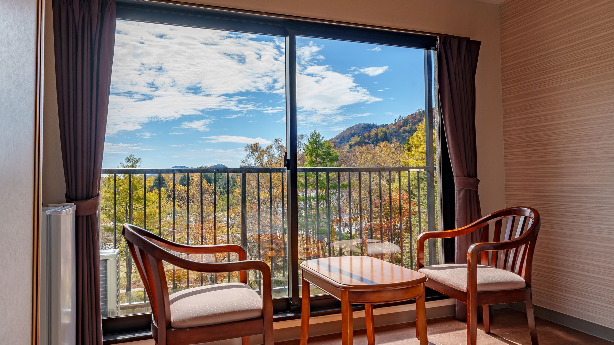 4階ツインルーム客室より眺望(紅葉)　※お部屋によって景色の見え方は異なります。