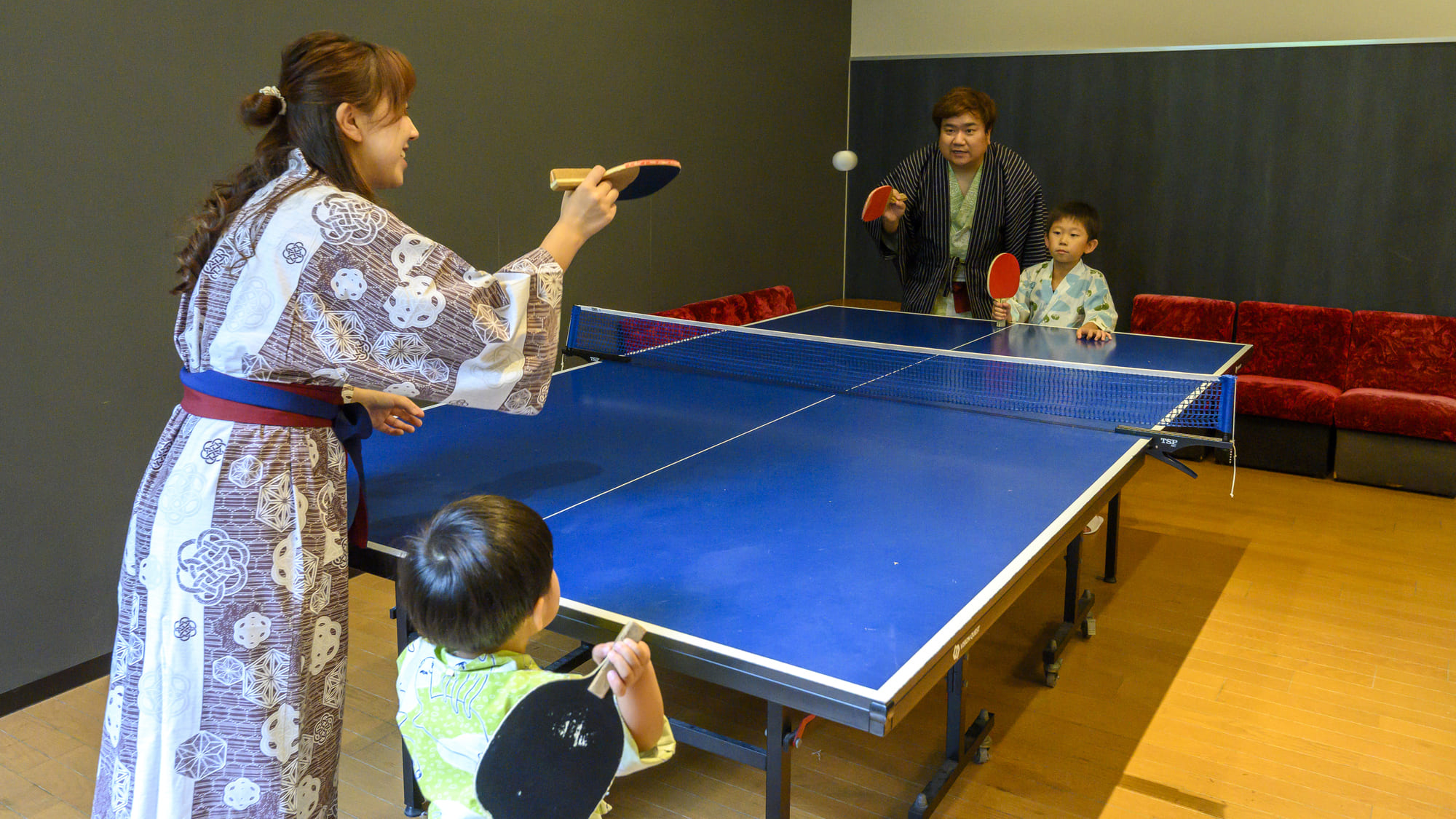 温泉地定番の卓球をご用意！パパと対決だ！冬期営業期間は無料♪