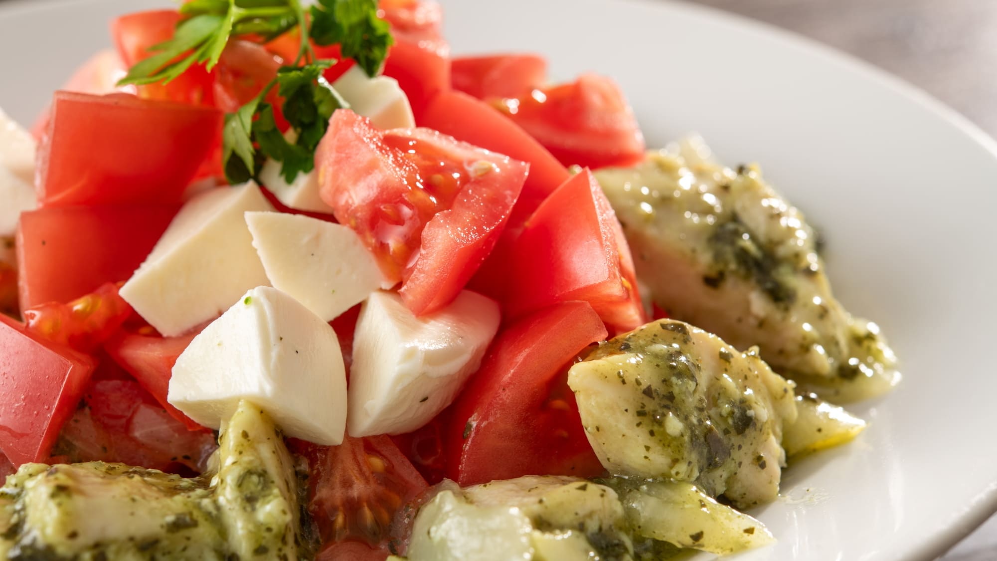 【夕食ビュッフェ】夏メニュー：トマトとチーズのカプレーゼ