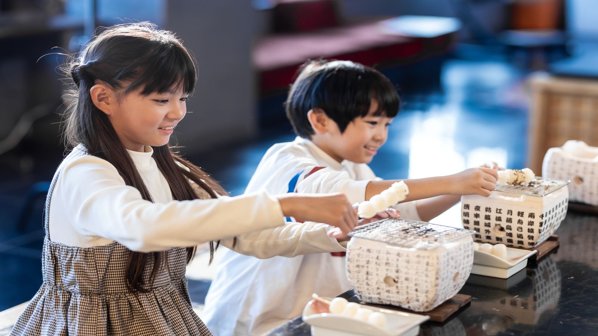 焼きみたらし団子の作り方②くるくる回しながら ほどよく焦げるまで焼きます